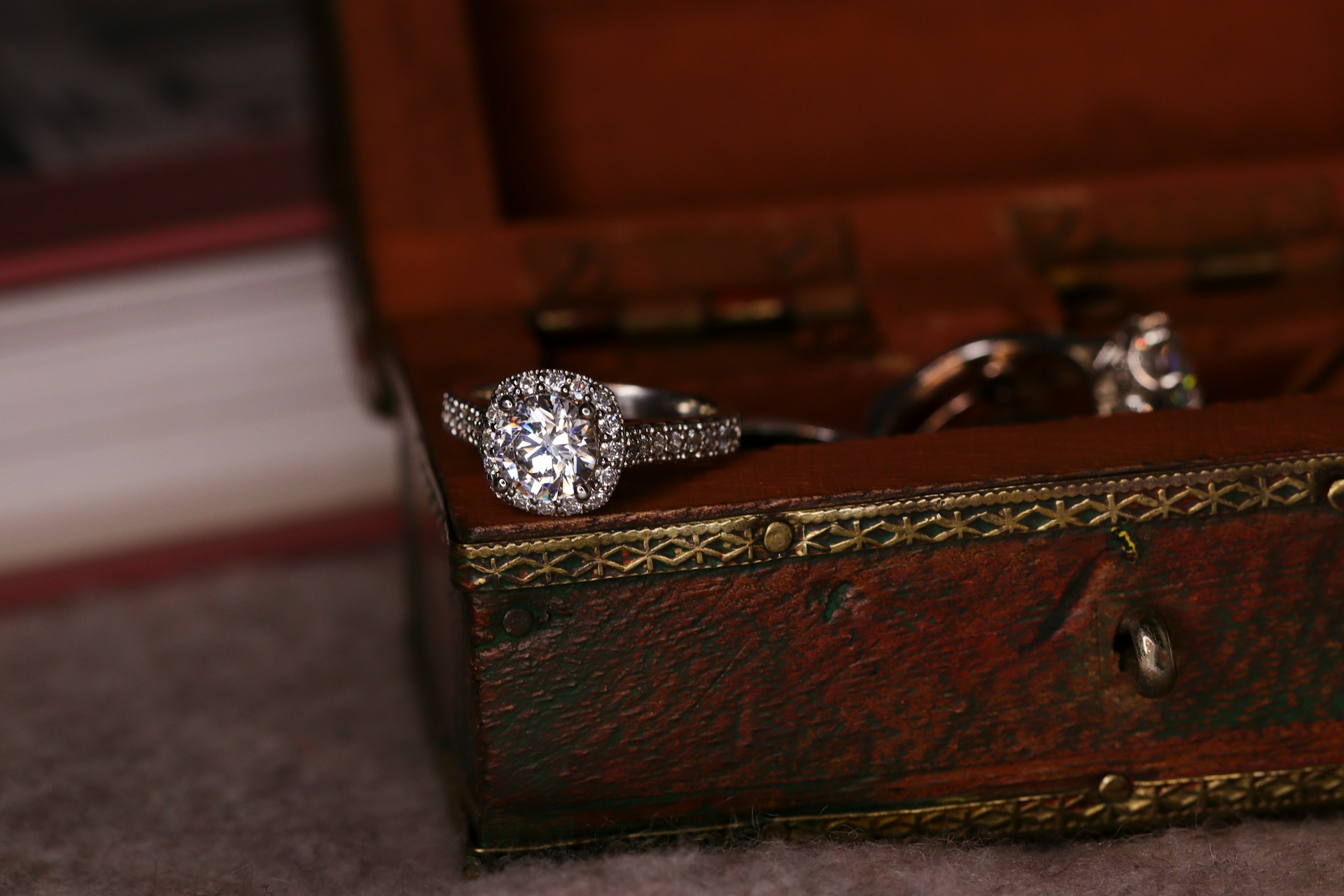 Des bijoux dans une boîte en bois | Source : Unsplash