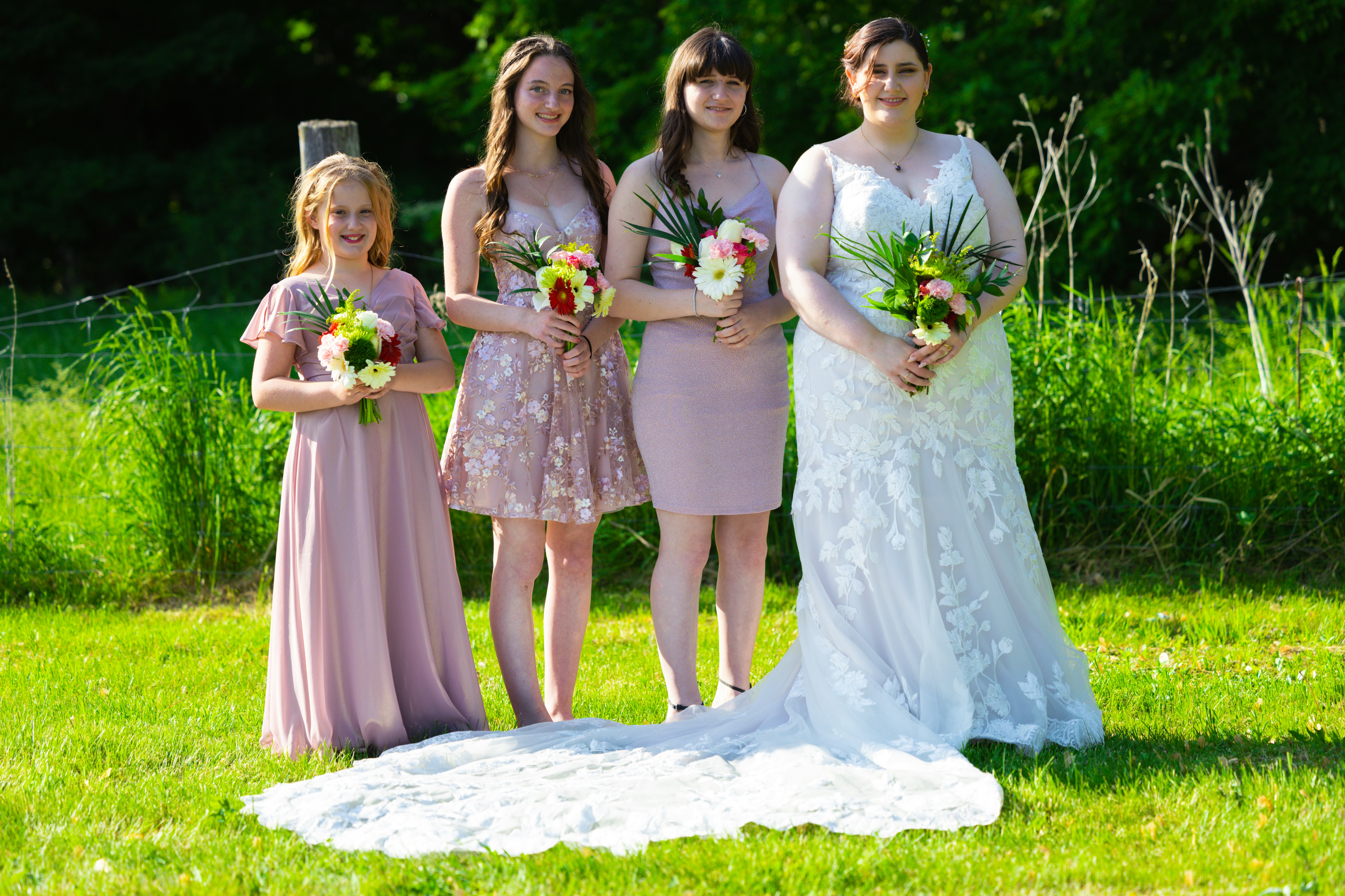 La mariée et sa demoiselle d'honneur font un photoshoot | Source : Unsplash