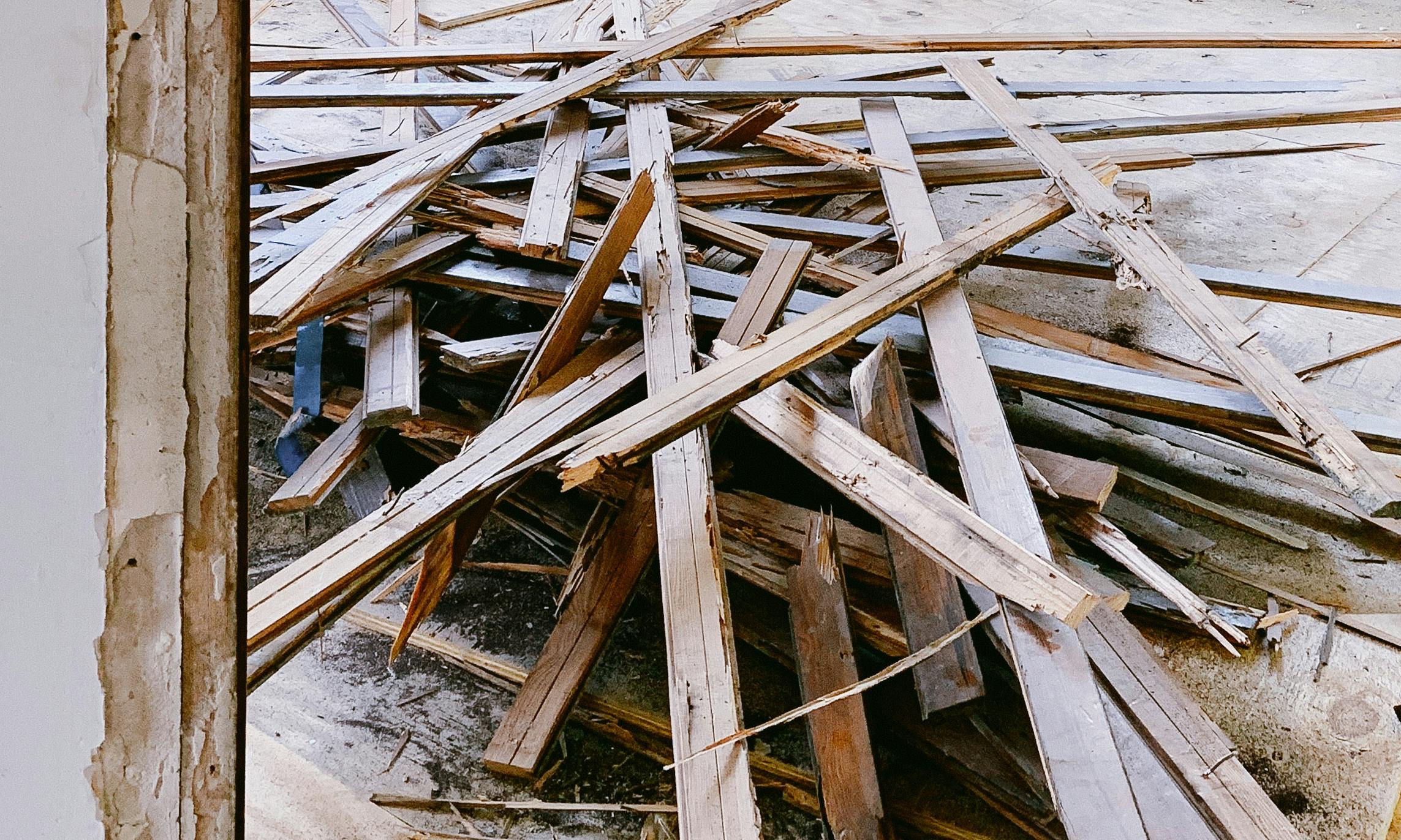 Des bandes de bois dans une pile | Source : Pexels