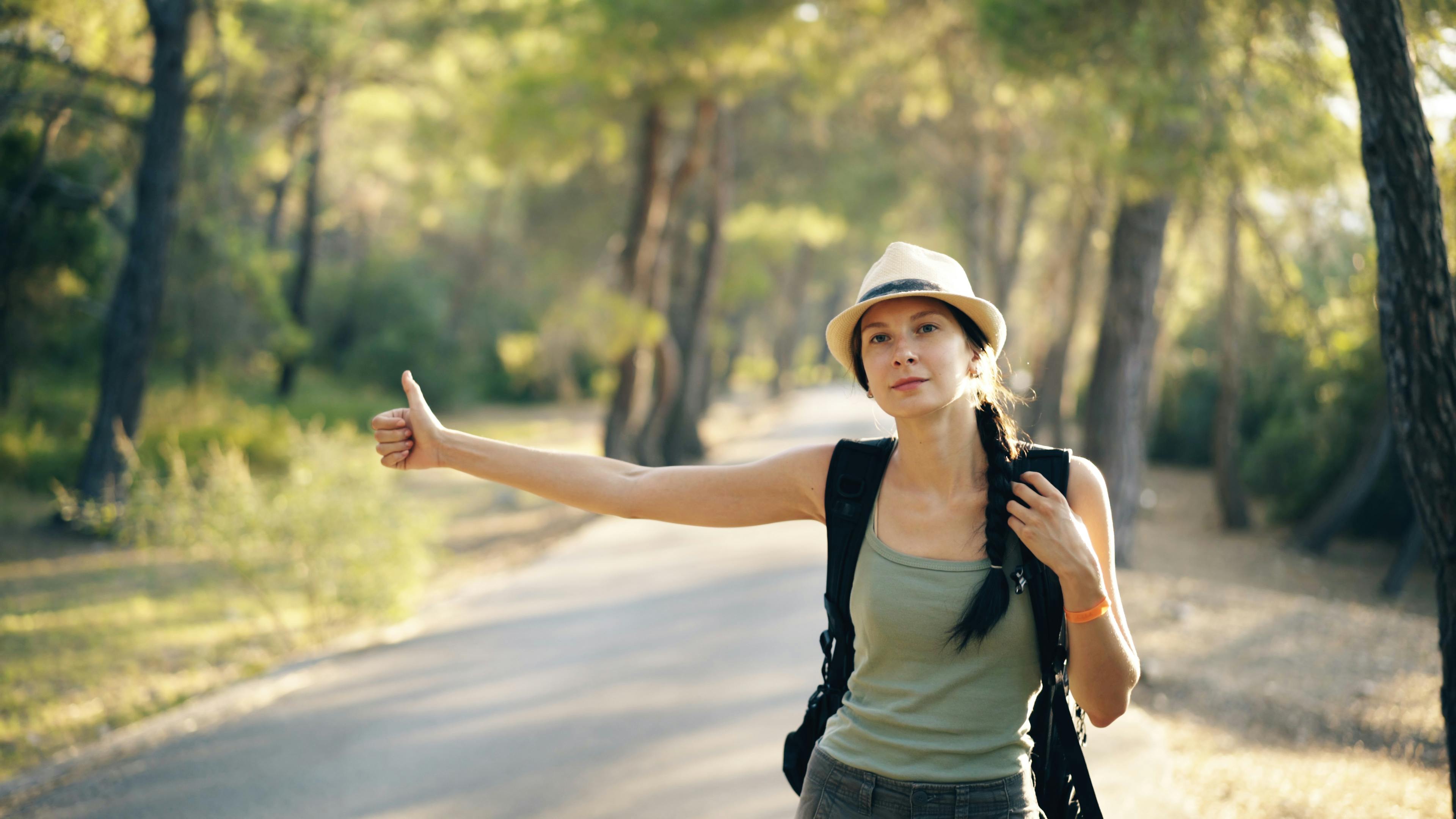 Une femme qui fait de l'auto-stop | Source : Pexels