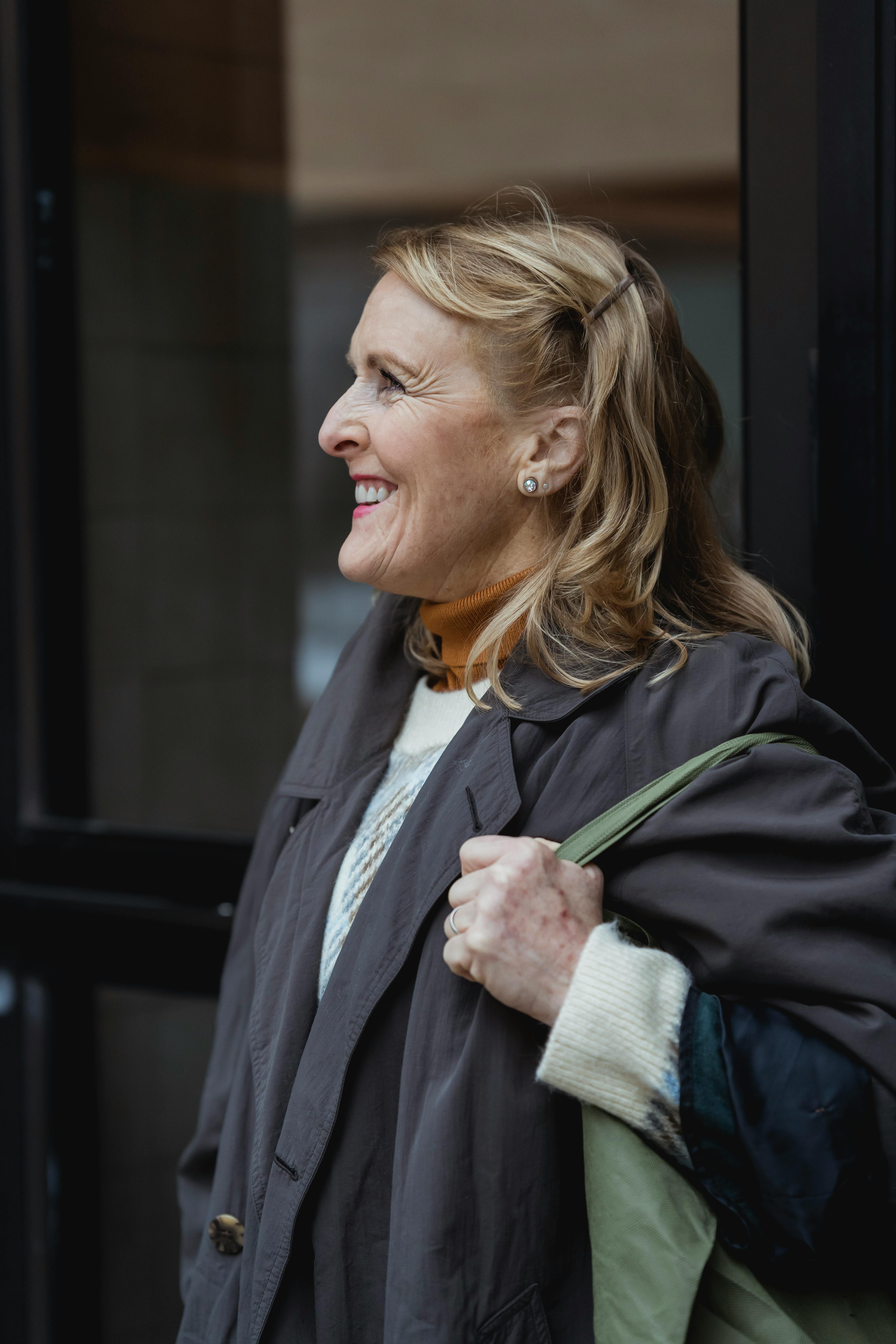 Une femme heureuse tenant un sac | Source : Pexels