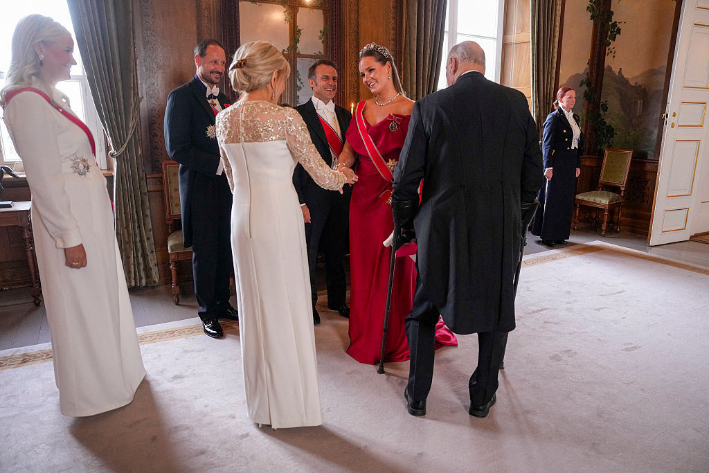 Le président français Emmanuel Macron et son épouse Brigitte Macron sont accueillis par la princesse héritière Mette-Marit de Norvège, le prince héritier Haakon de Norvège, la princesse Ingrid Alexandra de Norvège et le roi Harald V de Norvège dans la salle des oiseaux du palais royal d'Oslo, le 23 juin 2025, lors d'une réception dans le cadre de la visite officielle du président français en Norvège. (Photo by Javad Parsa / various sources / AFP) / Norvège OUT (Photo by JAVAD PARSA/NTB/POOL/AFP via Getty Images)