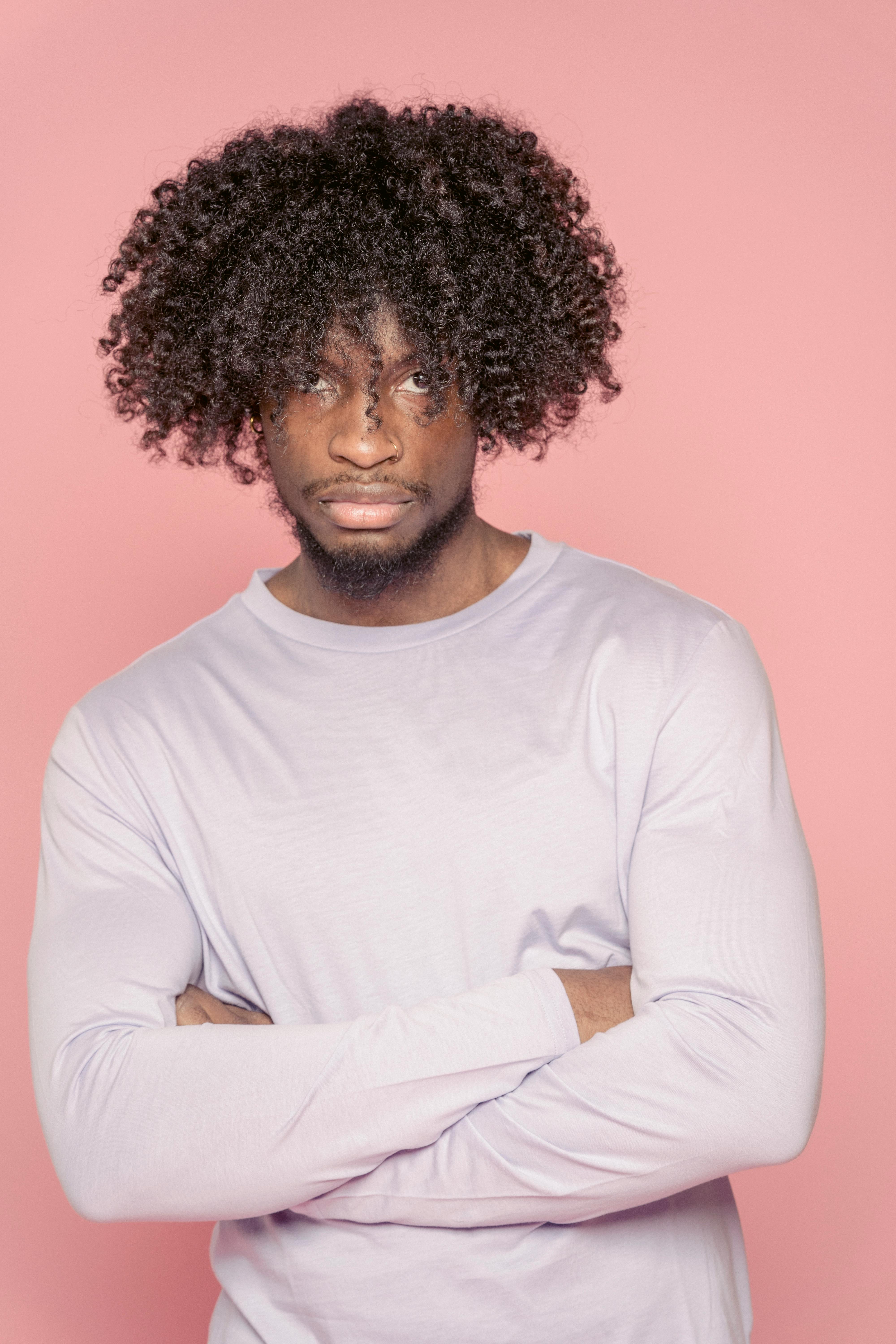 Homme aux bras croisés | Source : Pexels