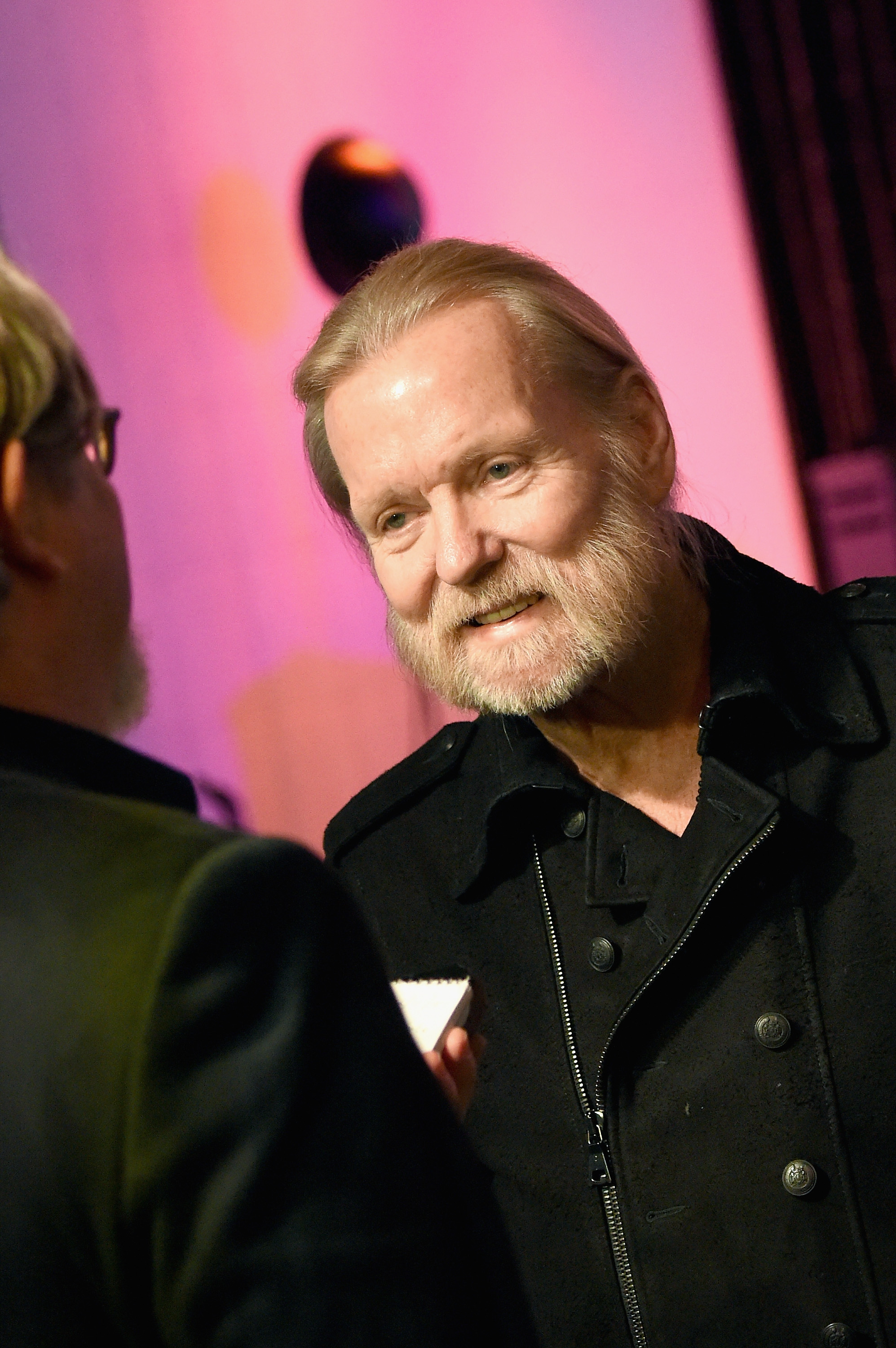 Gregg Allman s'adresse à la presse avant le concert Skyville Live & USA TODAY Presents A Salute to Gregg Allman à Nashville, Tennessee, le 11 décembre 2015. | Source : Getty Images