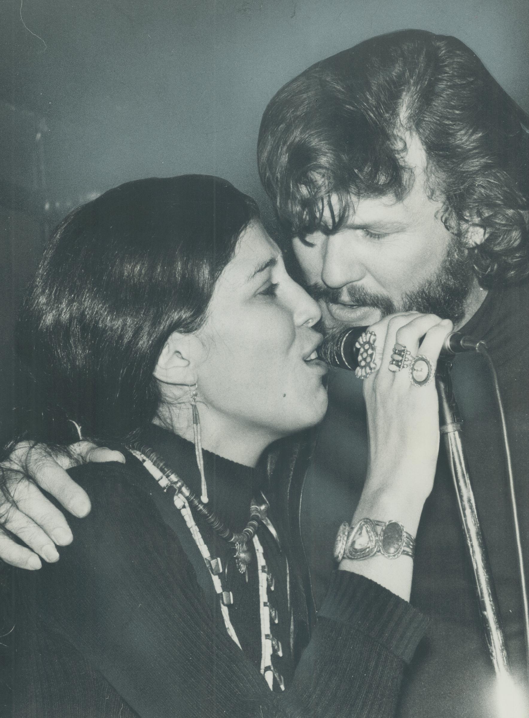 Kris Kristofferson chantant avec sa petite amie au Nickelodeon au Canada le 24 novembre 1971 | Source : Getty Images