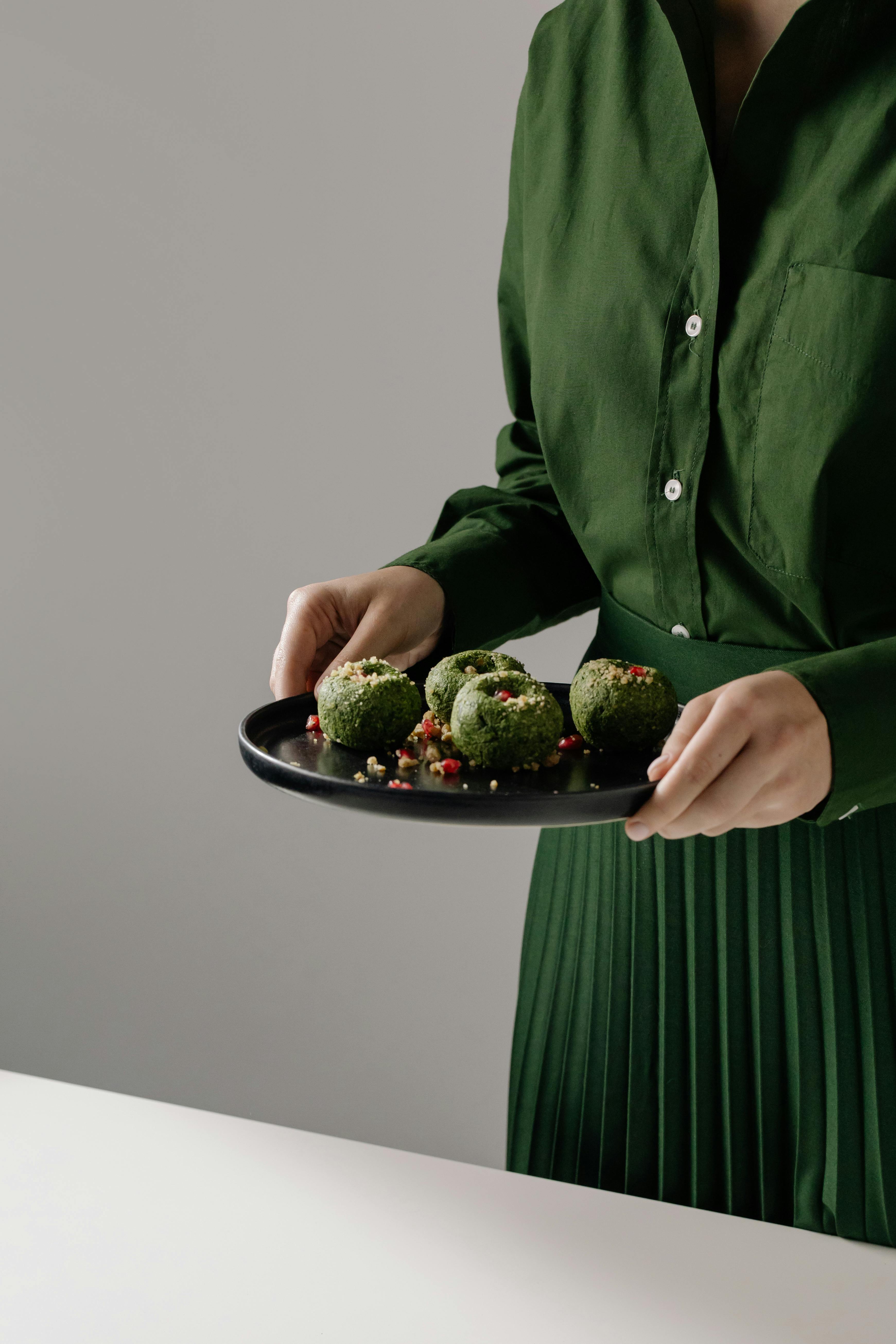 Une femme tenant un plateau de nourriture | Source : Pexels