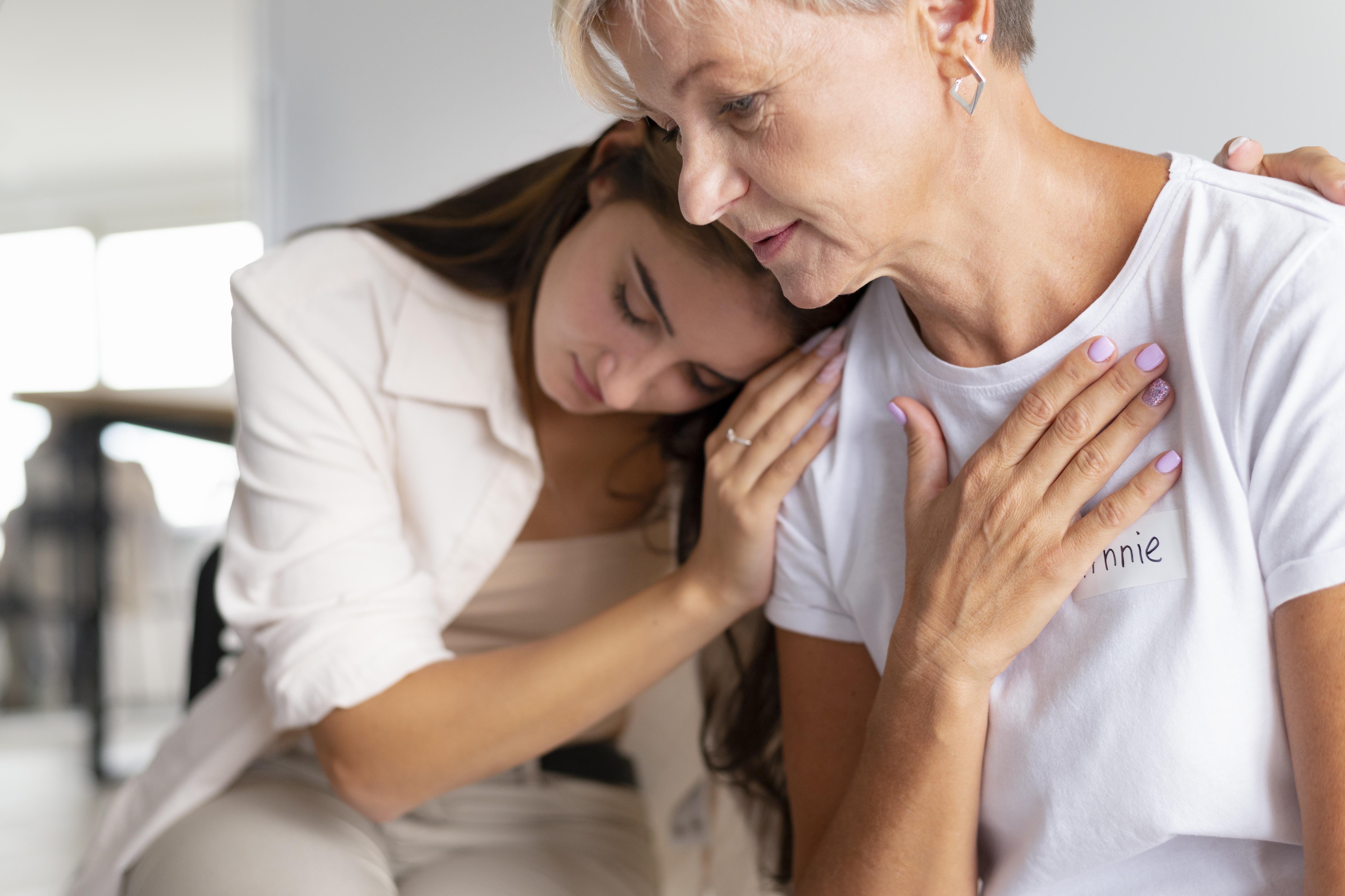 Deux femmes se réconfortent mutuellement | Source : Freepik