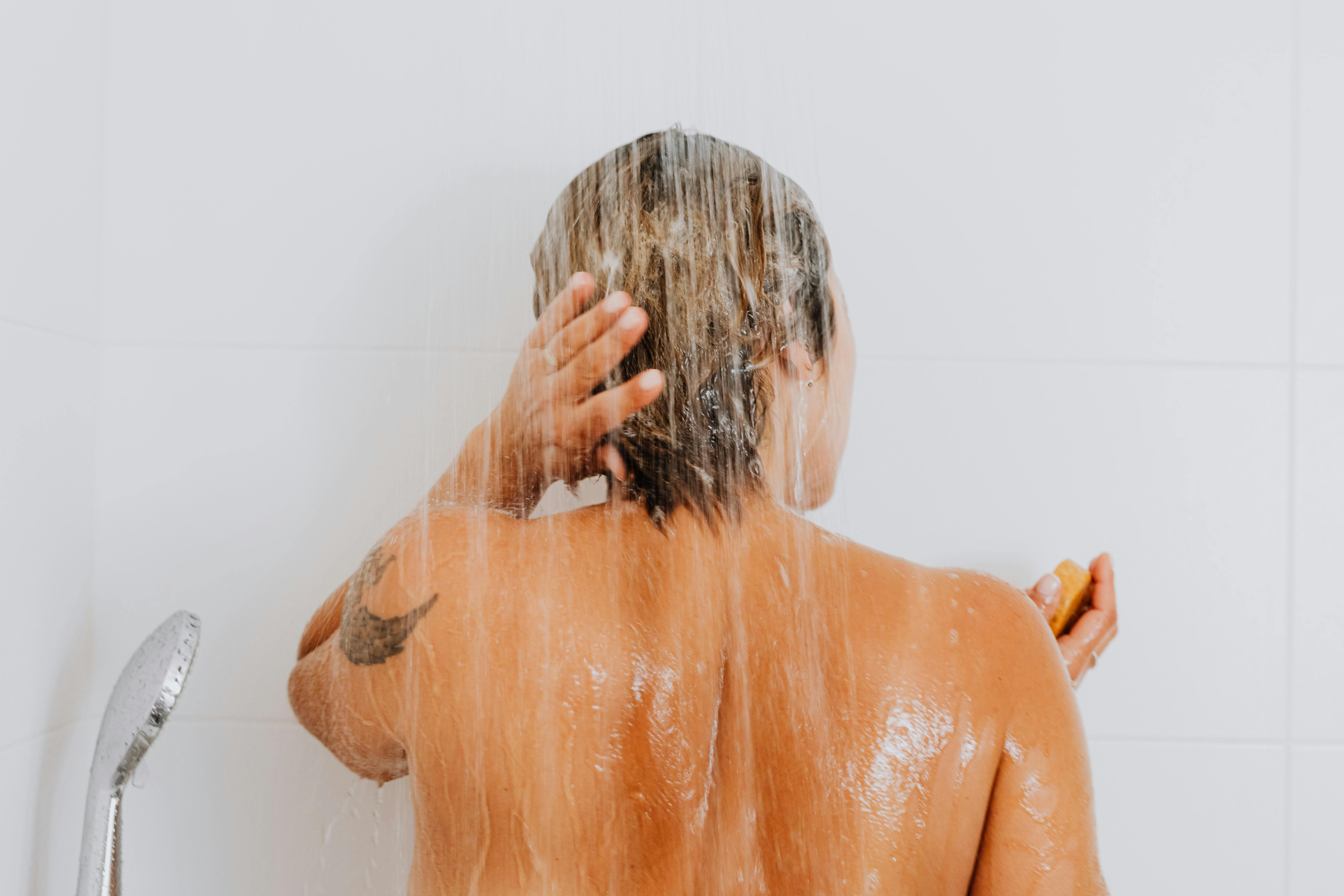 Une femme prenant une douche | Source : Pexels