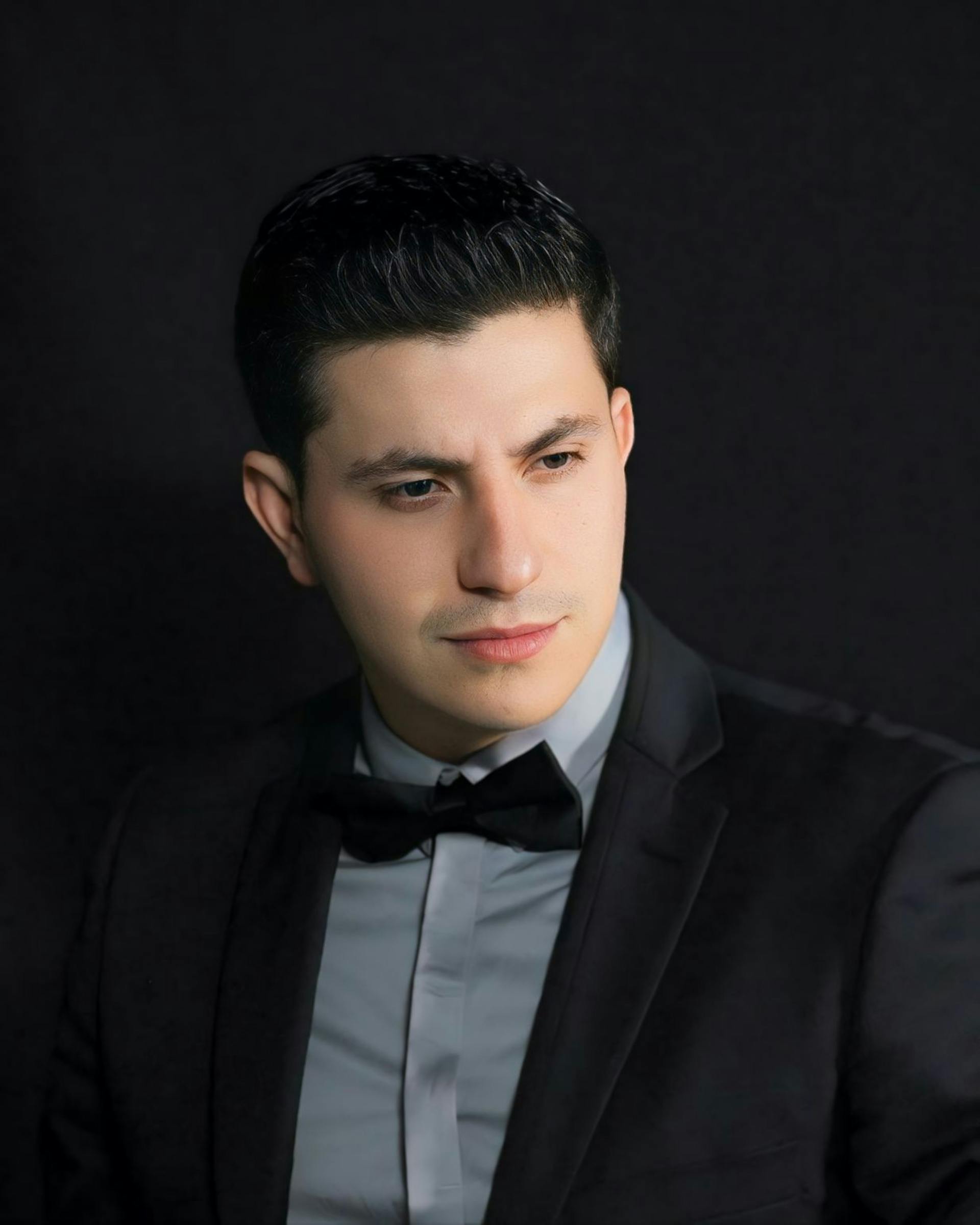 Un homme en costume détournant le regard | Source : Pexels