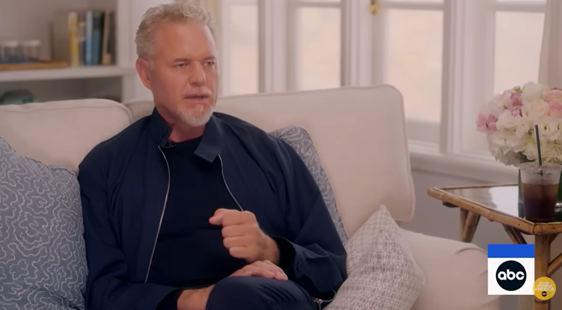 Eric Dane fait un geste de la main droite alors qu'il évoque l'évolution de son diagnostic de SLA lors d'une interview avec ABC News | Source : YouTube/GMA