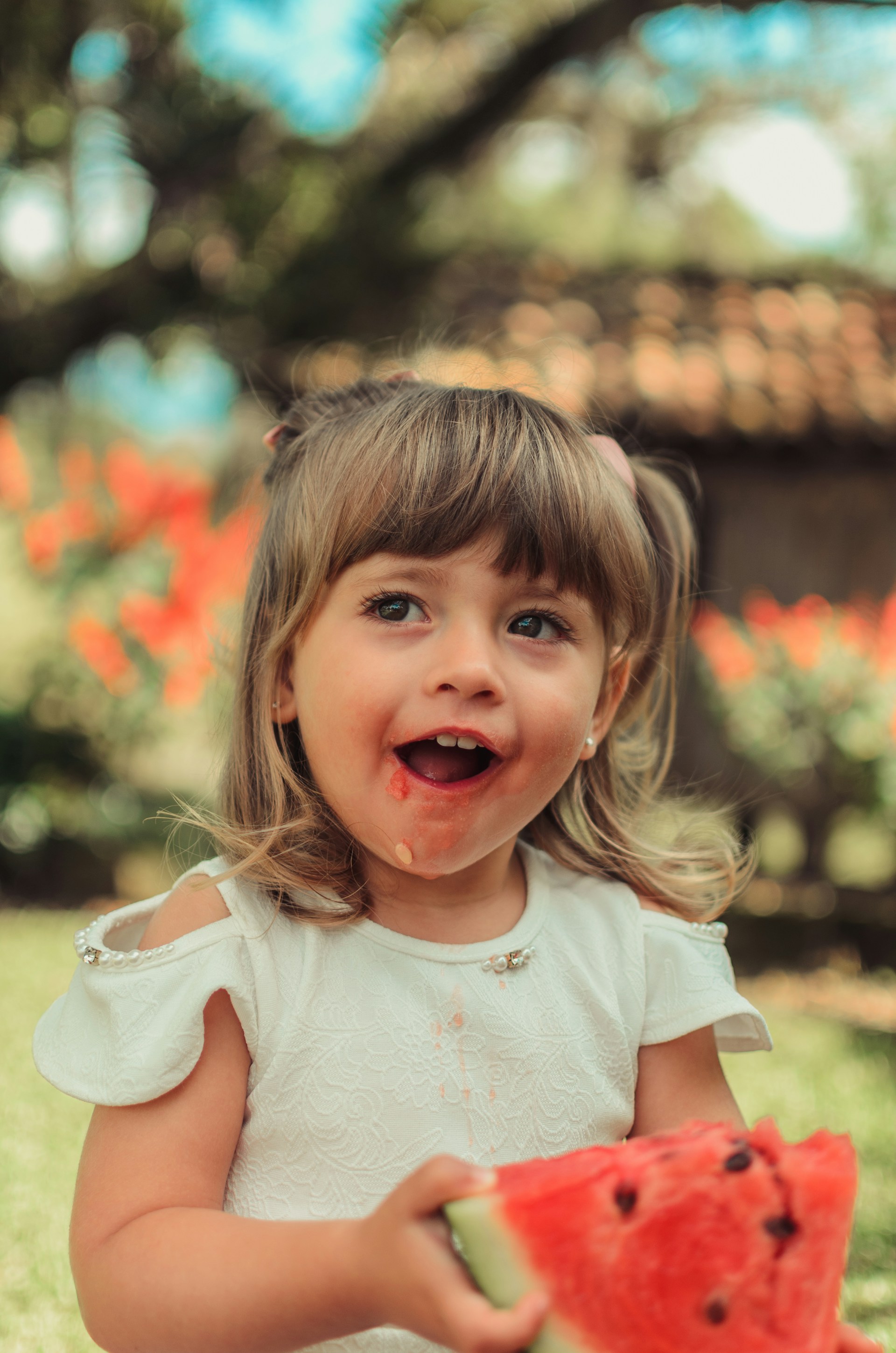 Une petite fille ravie mangeant une pastèque | Source : Unsplash