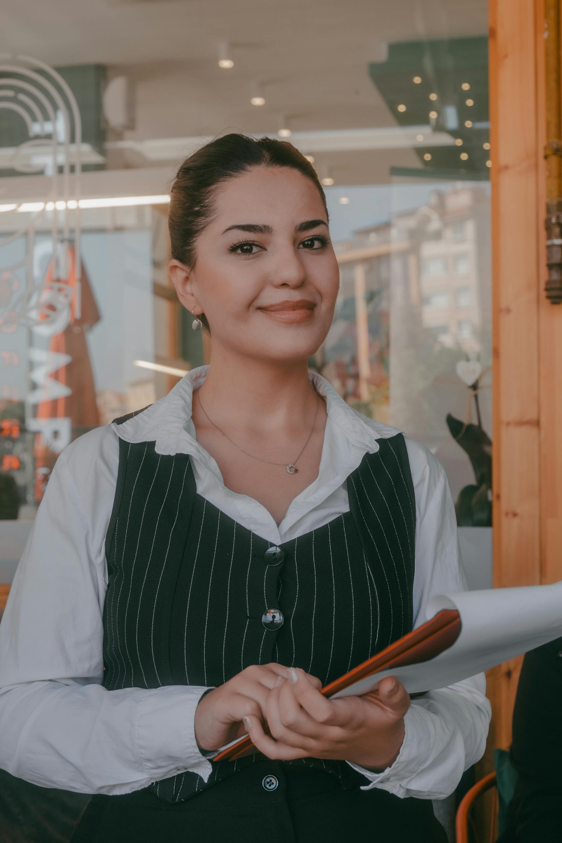 Une serveuse souriante | Source : Pexels