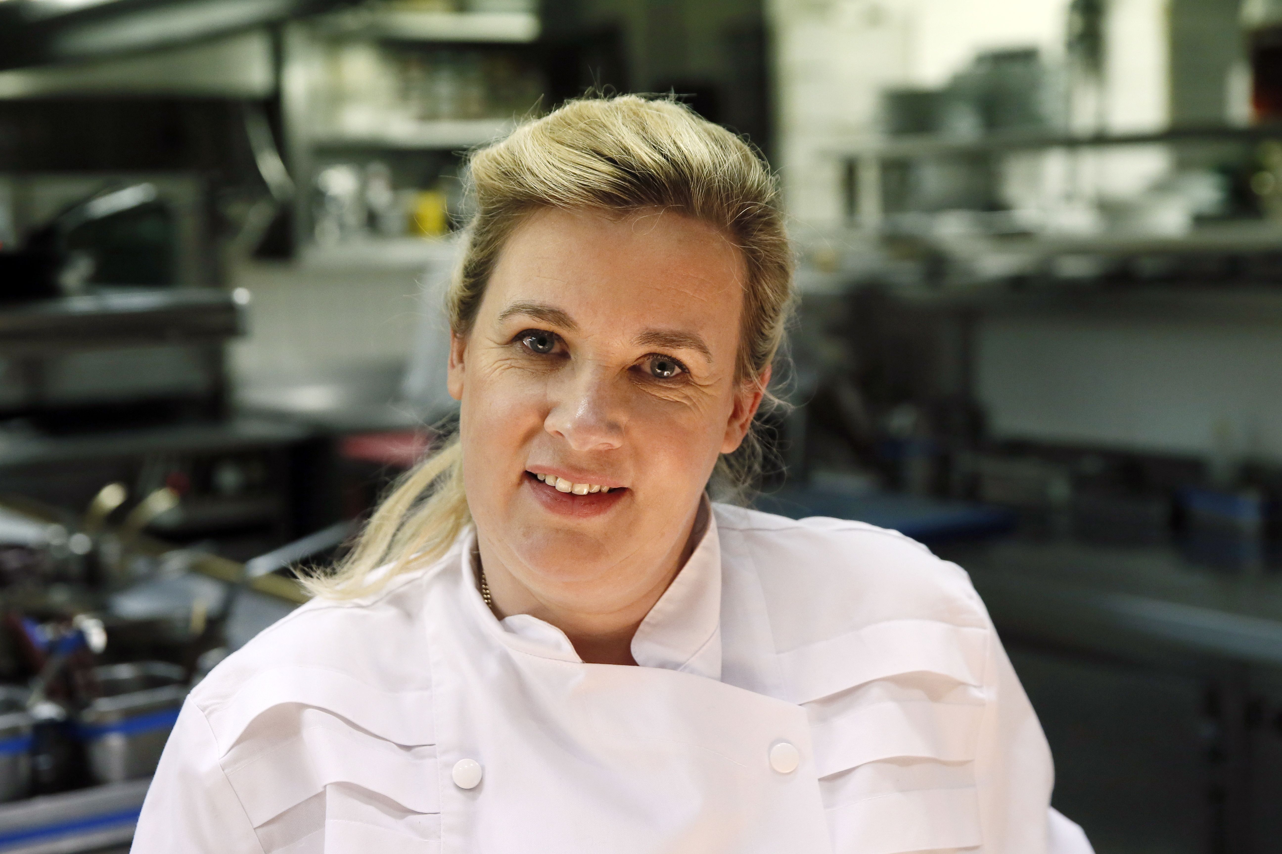 La chef française Hélène Darroze pose dans son restaurant à Paris le 23 avril 2015, après avoir reçu le prix Veuve Clicquot « Meilleure femme chef du monde » 2015 I Source : Getty Images