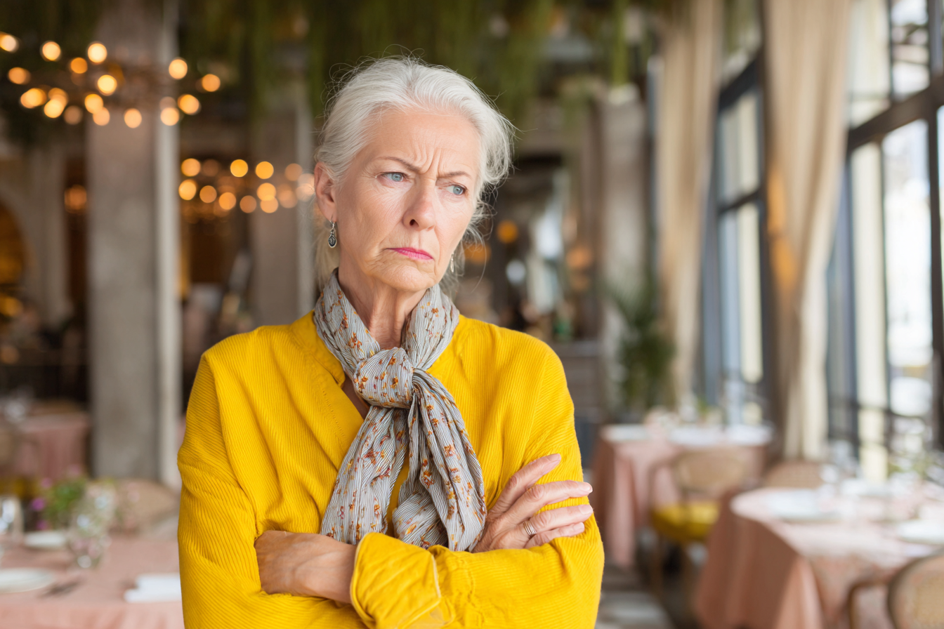 Une femme debout dans un restaurant | Source : Midjourney