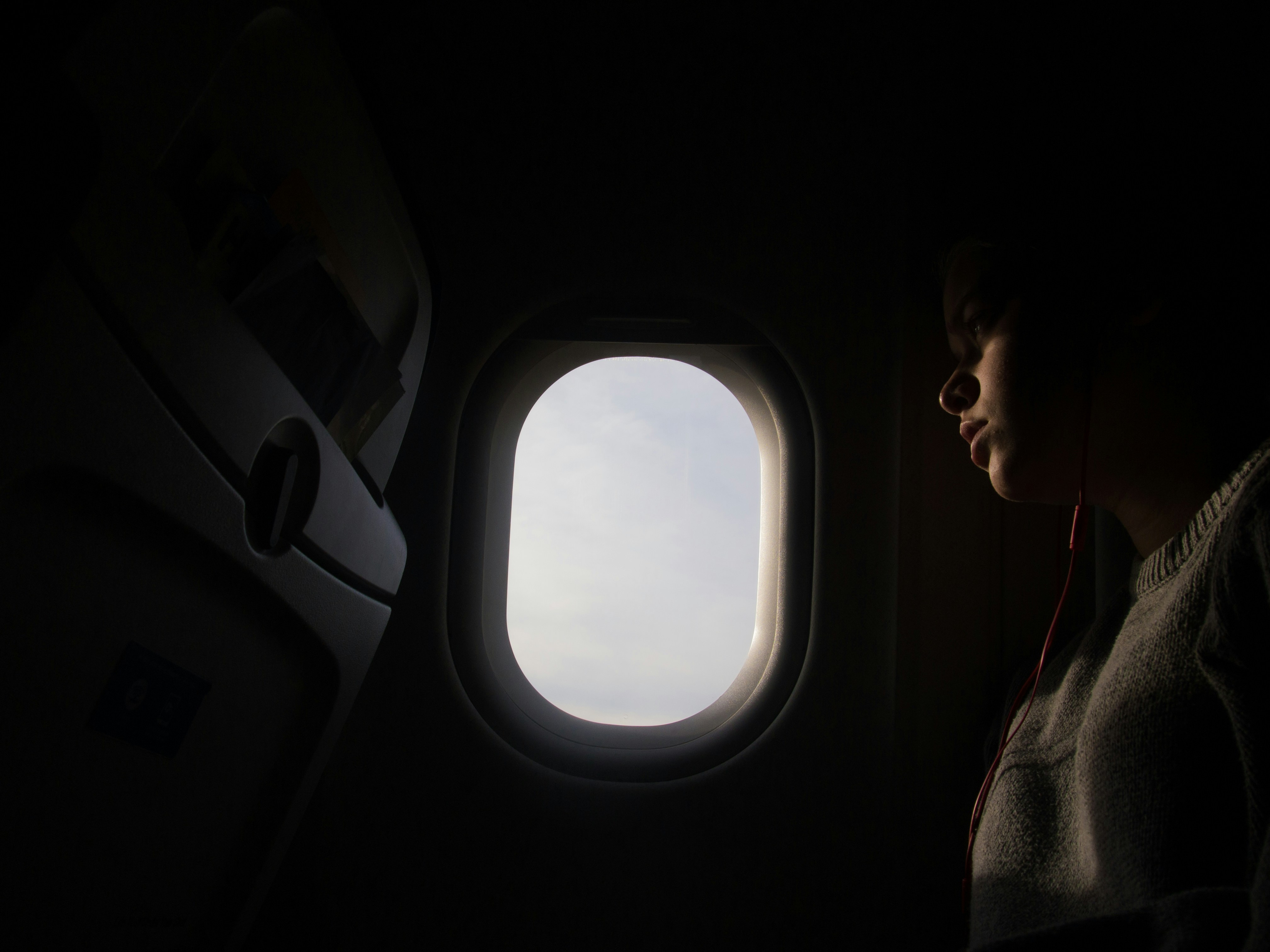 Une personne assise dans un avion | Source : Unsplash