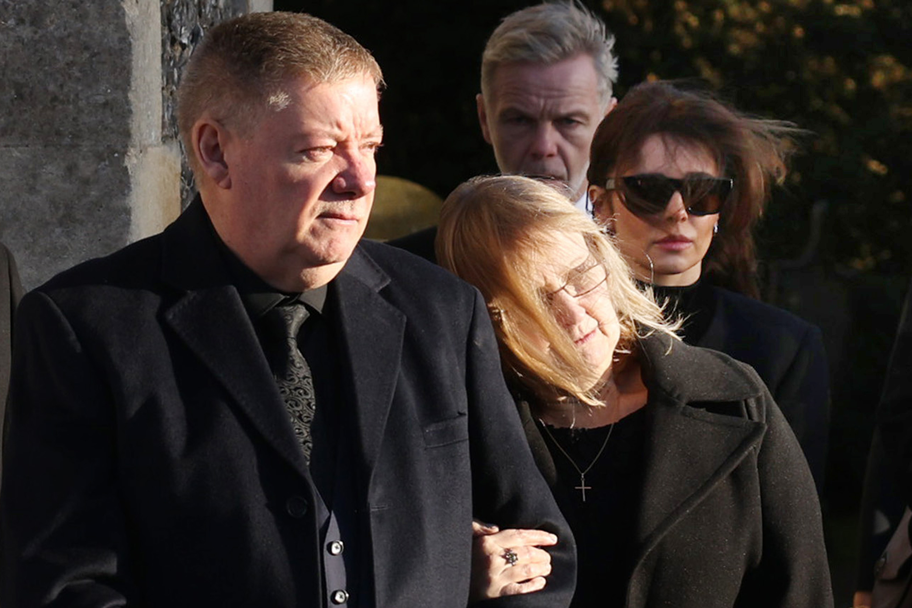 Karen et Geoff Payne aux funérailles de leur fils Liam à Amersham, au Royaume-Uni, le 20 novembre 2024 | Source : Getty Images