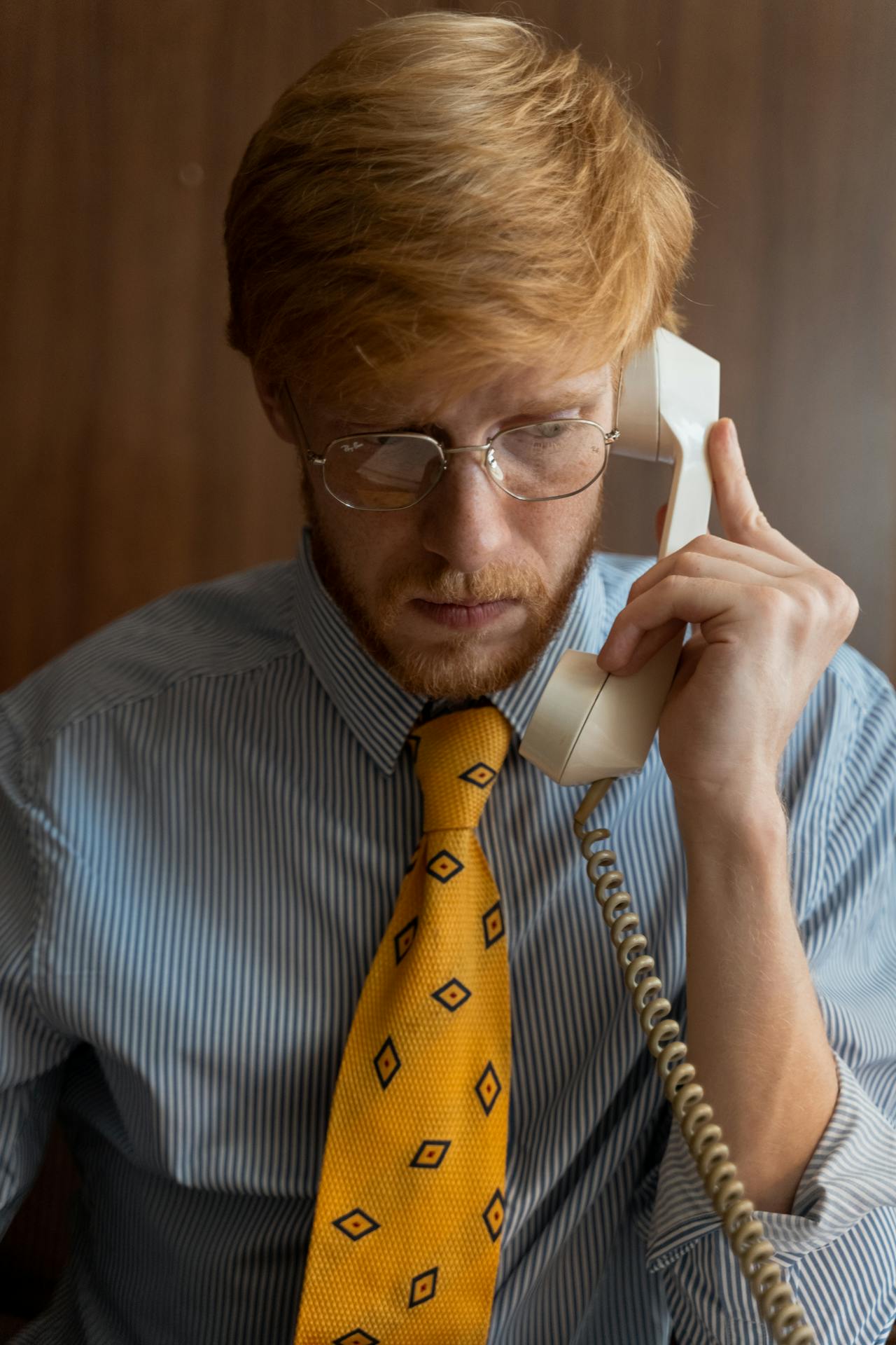 Un homme agacé qui parle au téléphone | Source : Pexels
