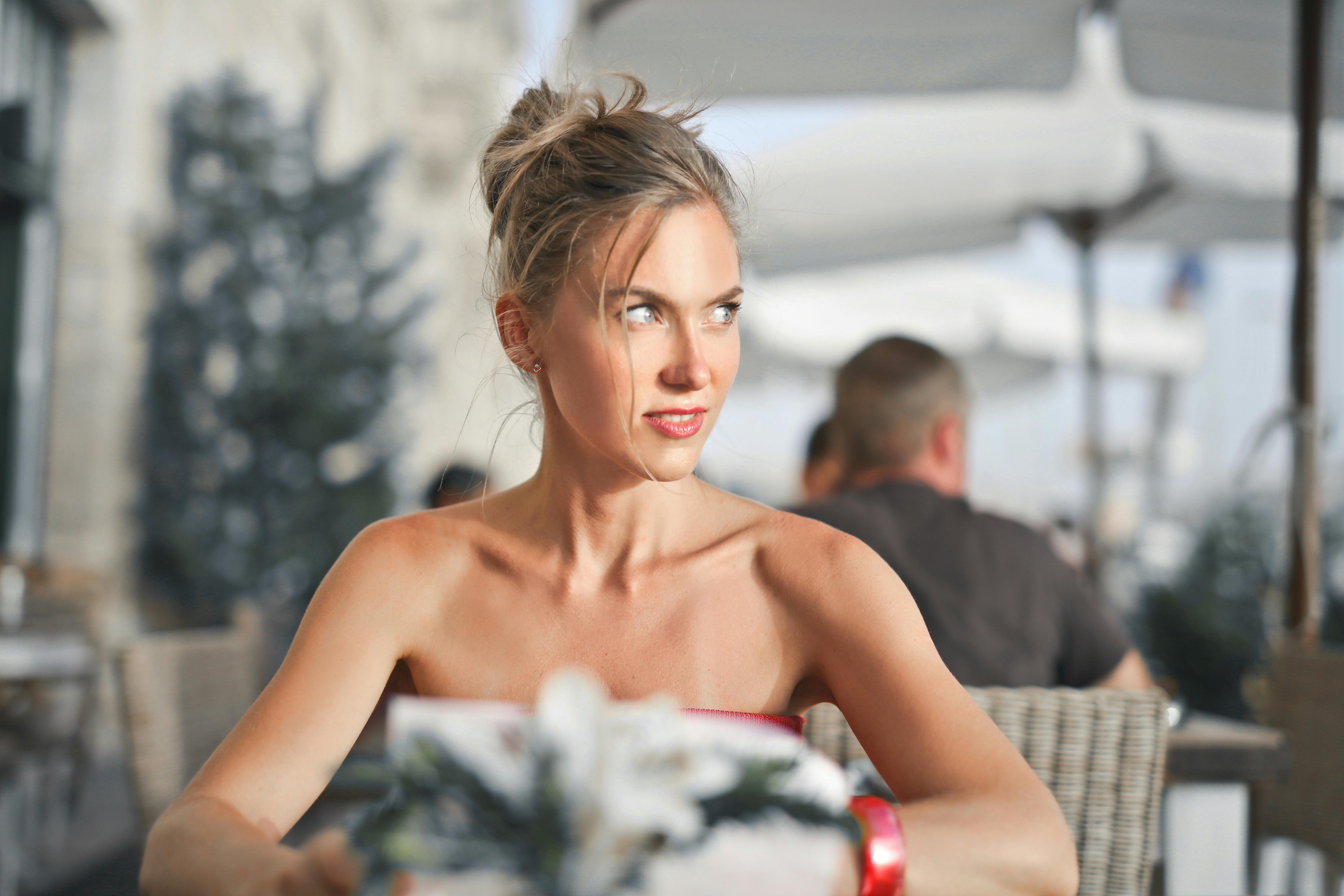 Une femme confuse dans un restaurant | Source : Pexels