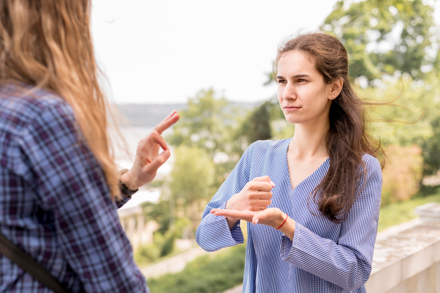 Deux femmes qui communiquent par le langage des signes | Source : Freepik