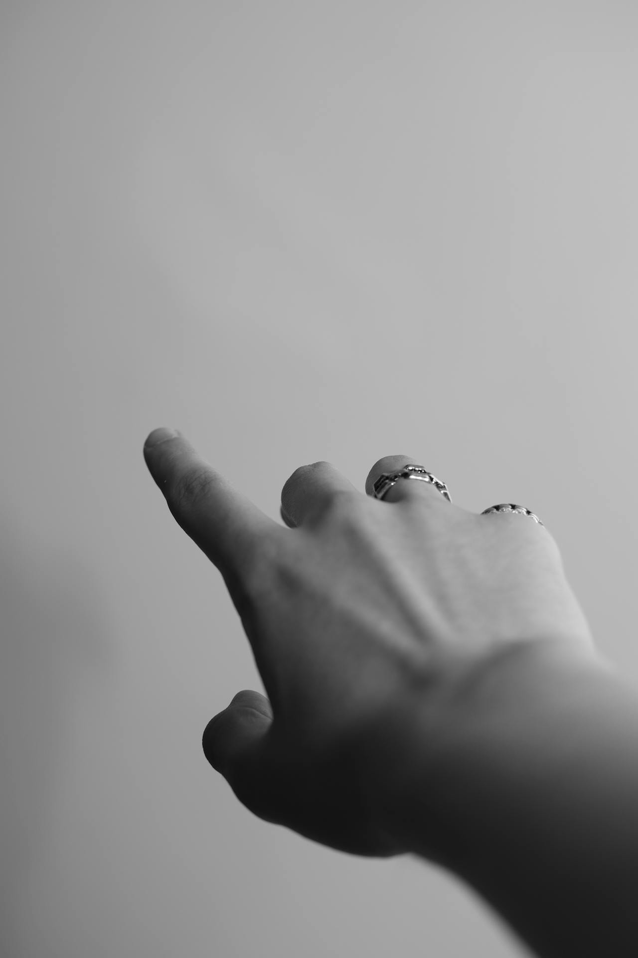 Une personne pointant son doigt | Source : Pexels