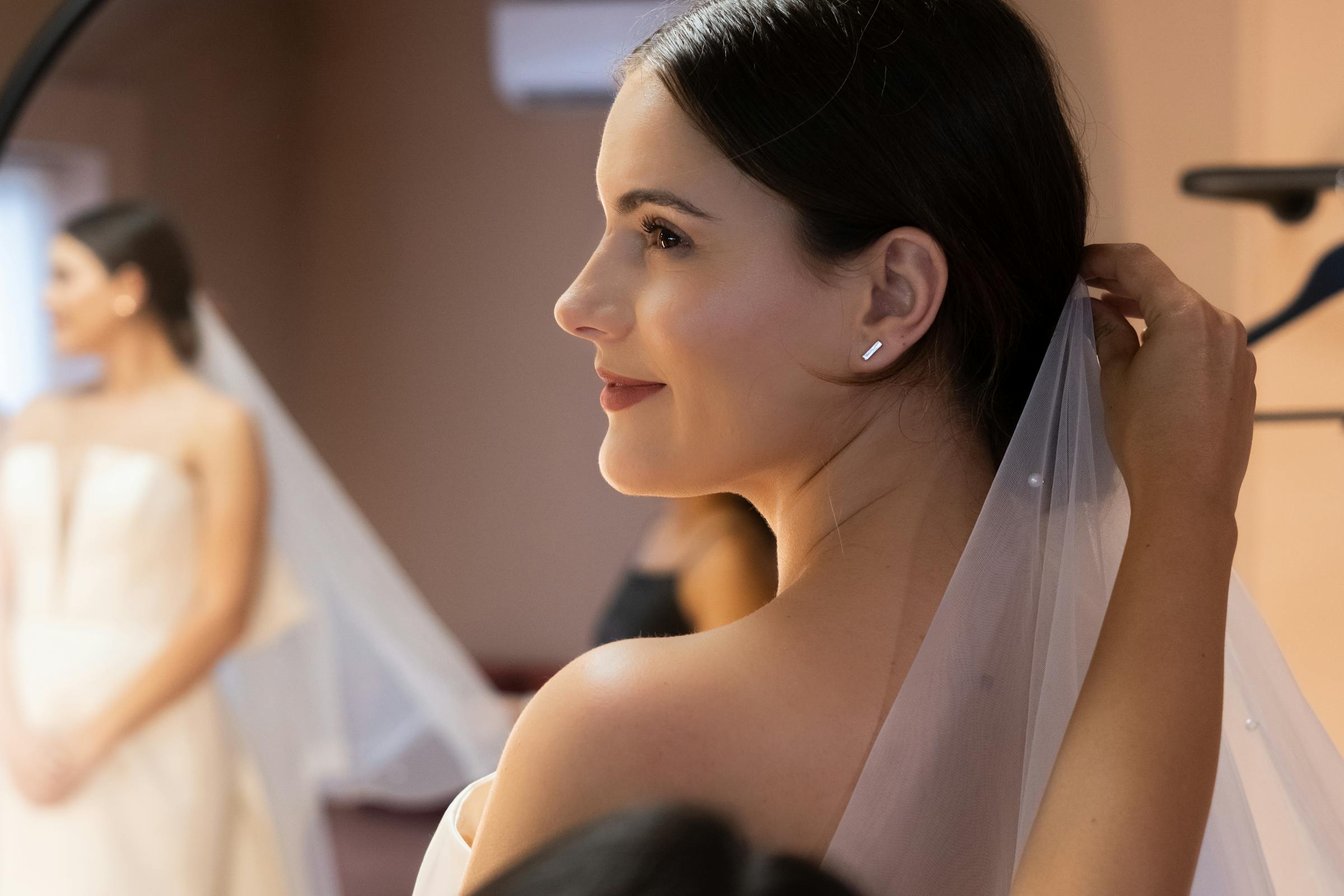 Une mariée qui regarde quelqu'un derrière elle | Source : Pexels