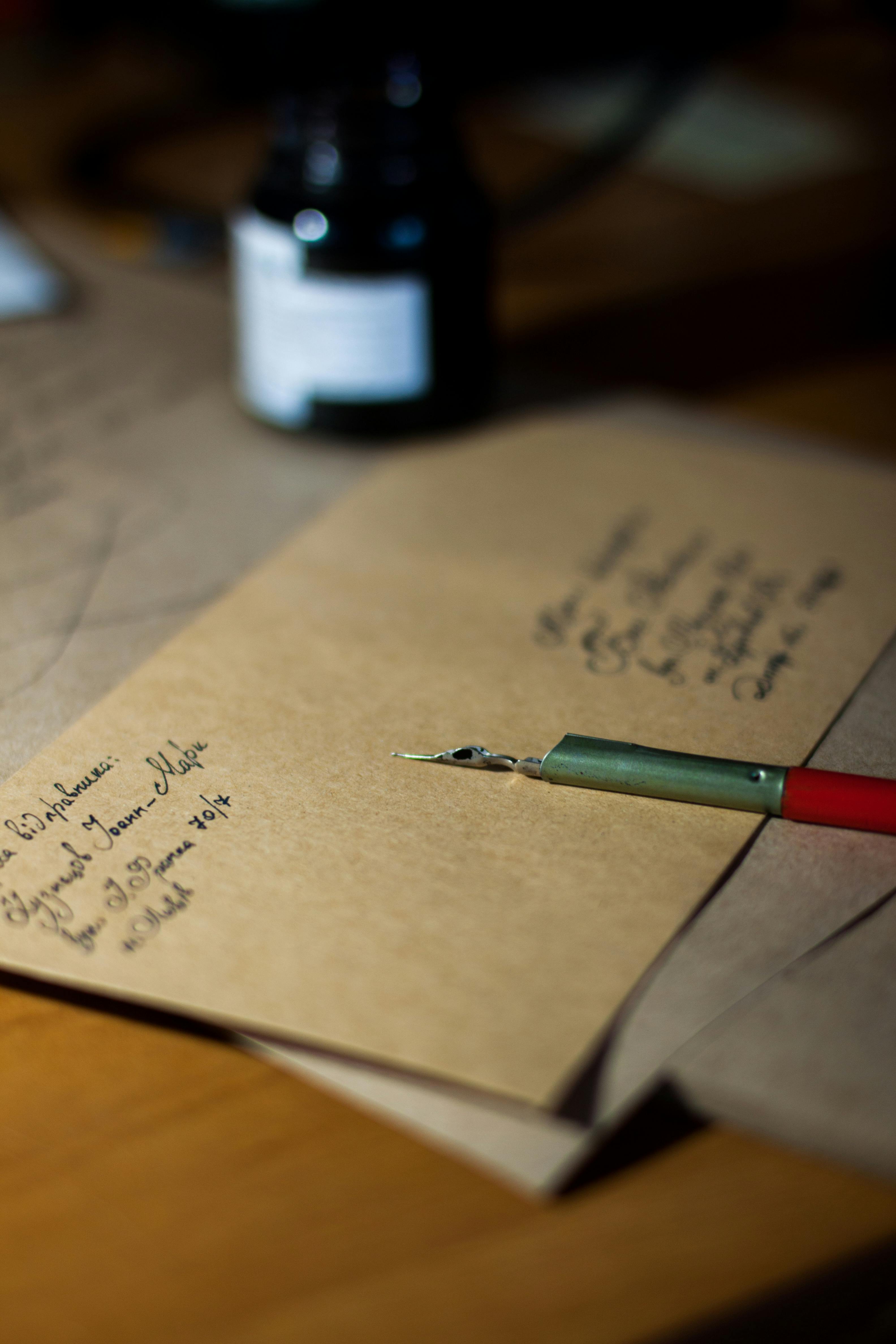 Une enveloppe sur une table | Source : Pexels