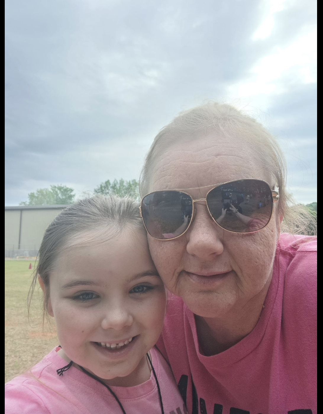 Emouree Johnson avec sa grand-mère, Jennifer Bordner, comme on le voit sur une photo datée du 24 juillet 2023 | Source : Facebook/jennifer.bordner