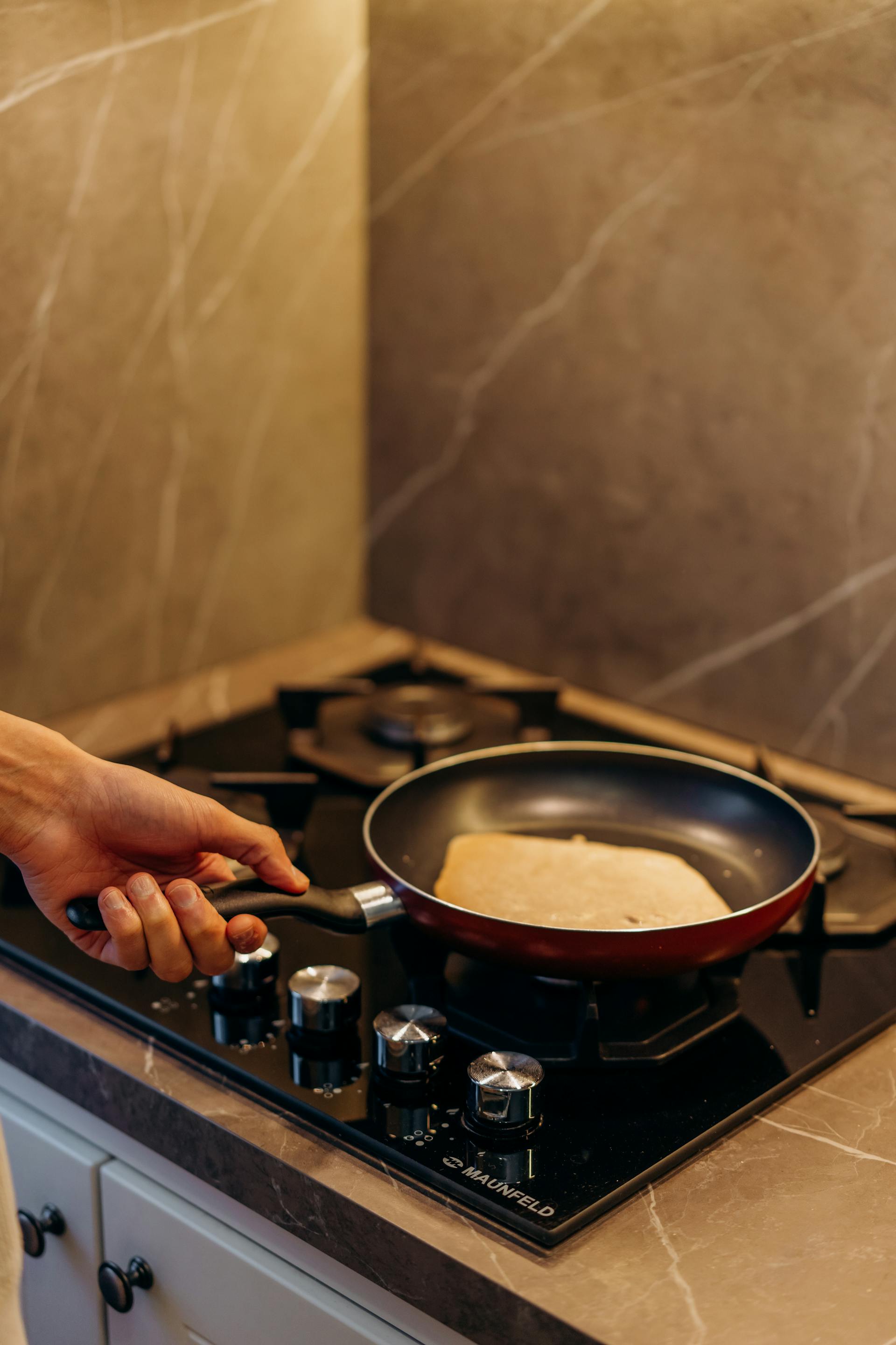 Une crêpe dans une poêle | Source : Pexels