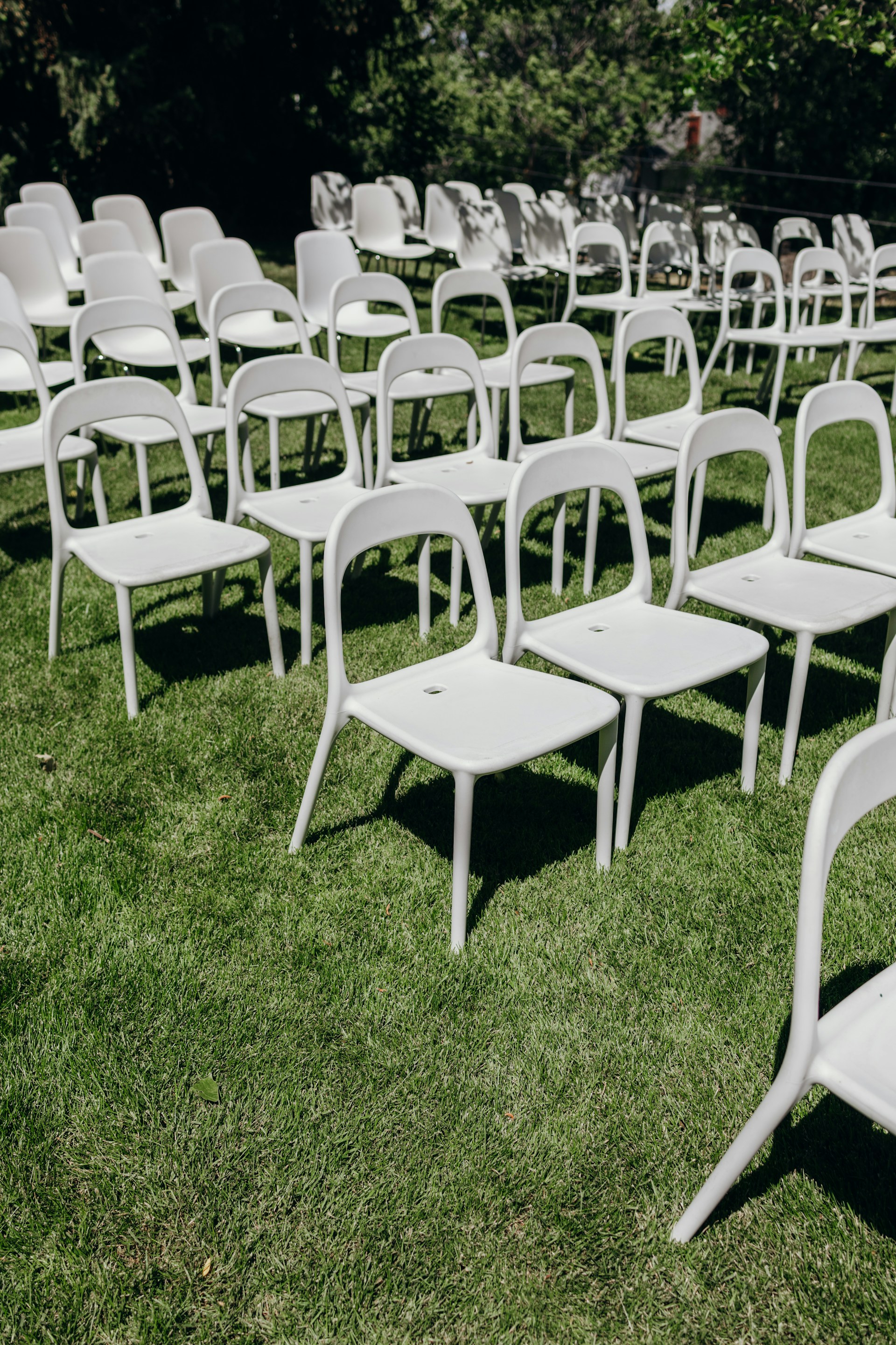 Des chaises disposées en rangées ordonnées pour un événement en plein air | Source : Unsplash