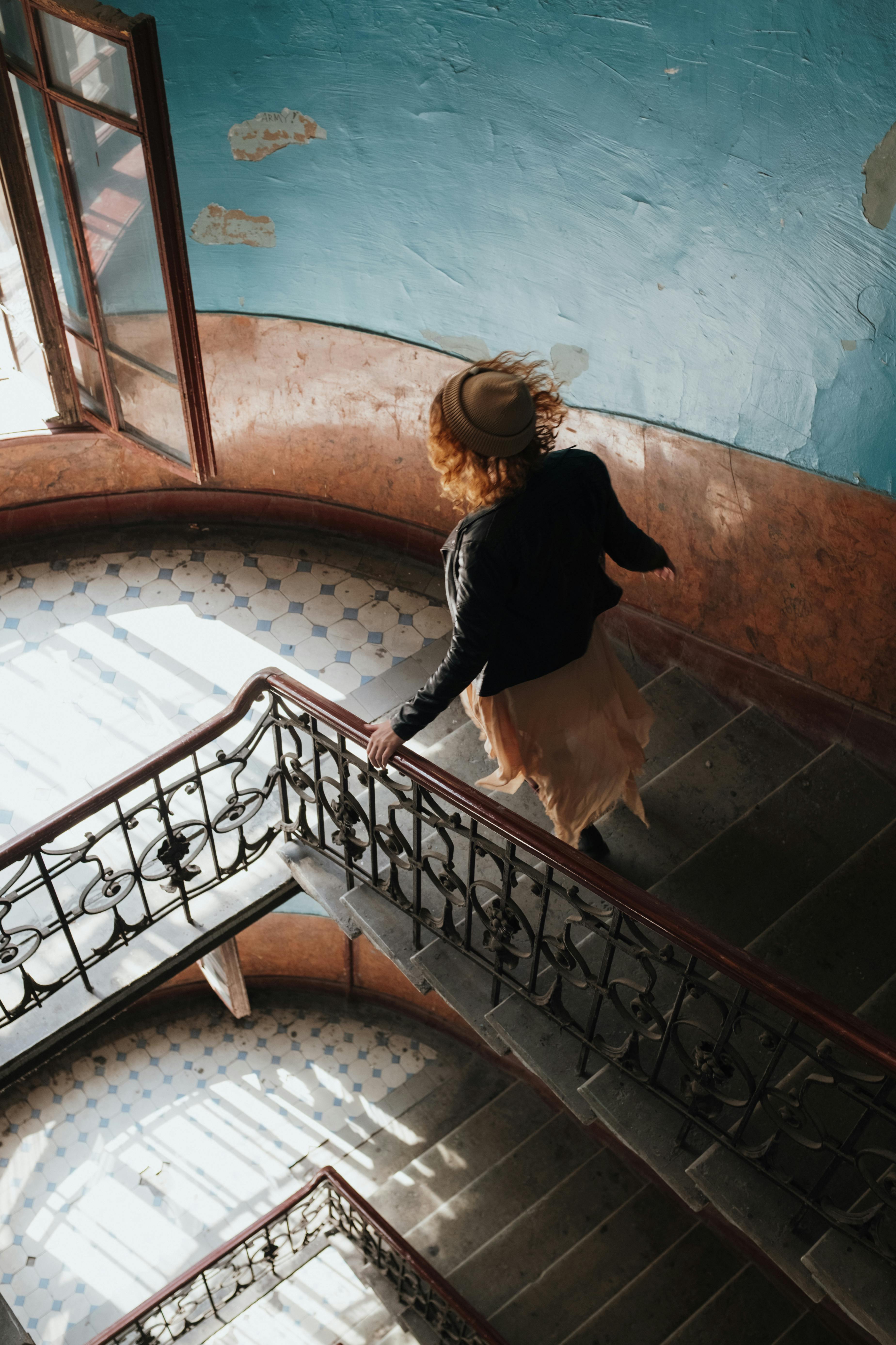 Une femme descendant un escalier en courant | Source : Pexels