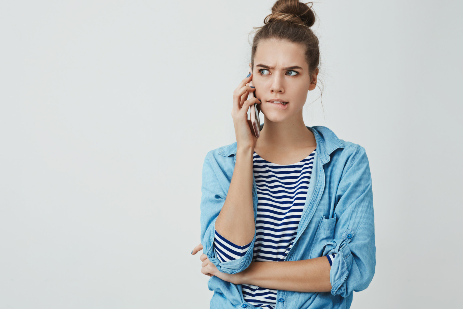 Une femme frustrée engagée dans un appel téléphonique | Source : Freepik