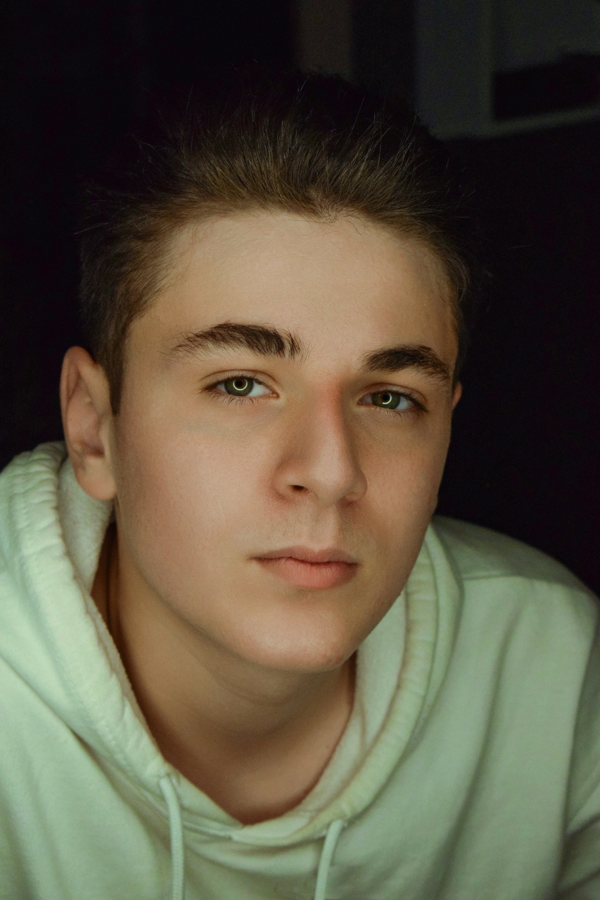 Un adolescent réfléchi | Source : Unsplash