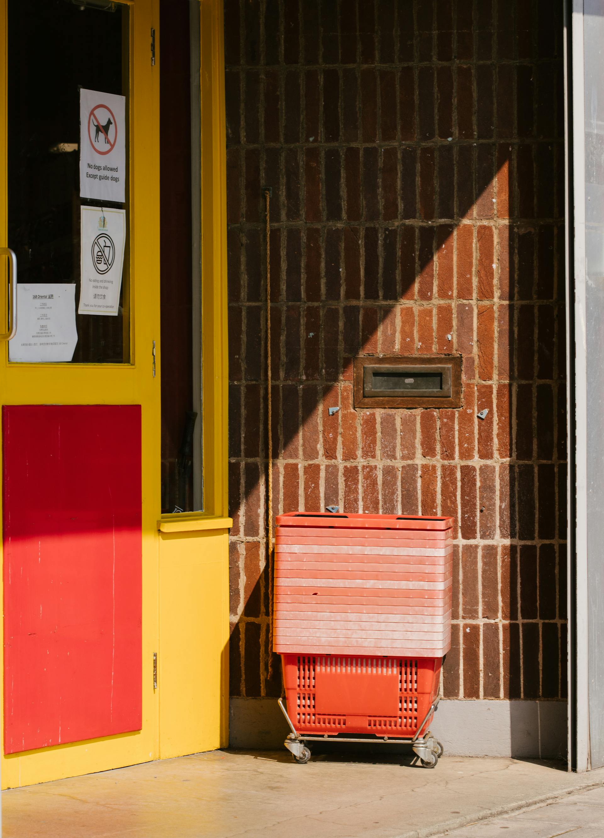L'entrée d'un supermarché | Source : Pexels