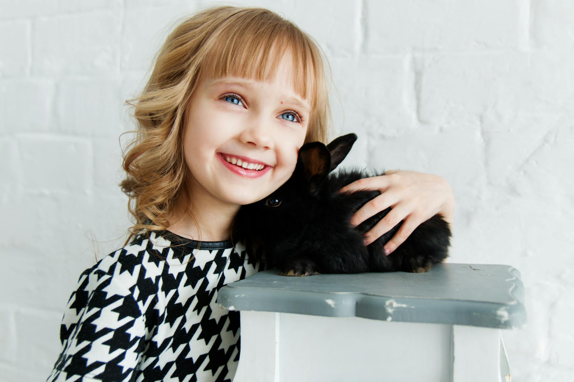 Une petite fille qui tient son lapin de compagnie | Source : Pexels