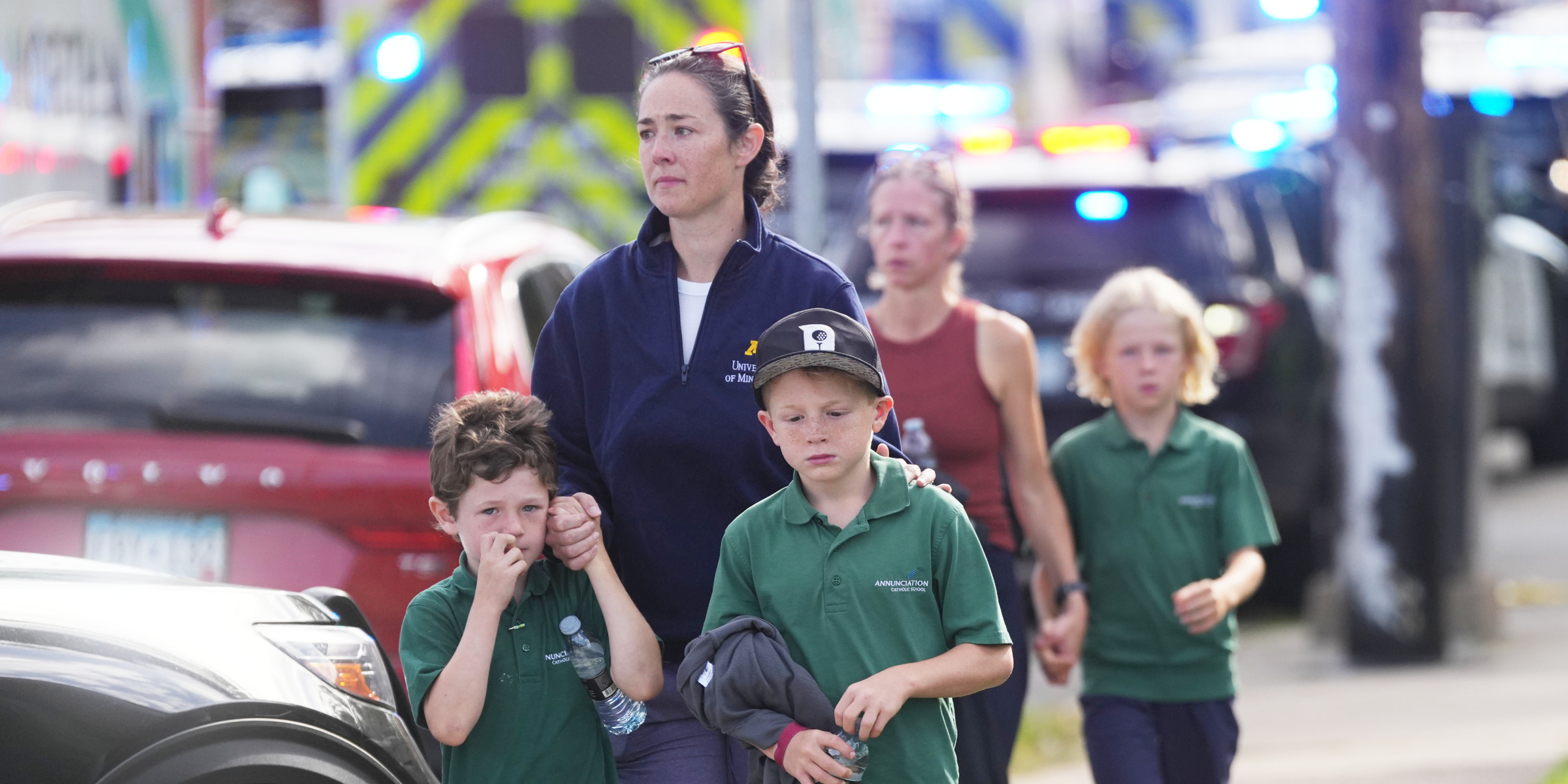 Des enfants escortés après la fusillade dans une église | Source : Getty Images