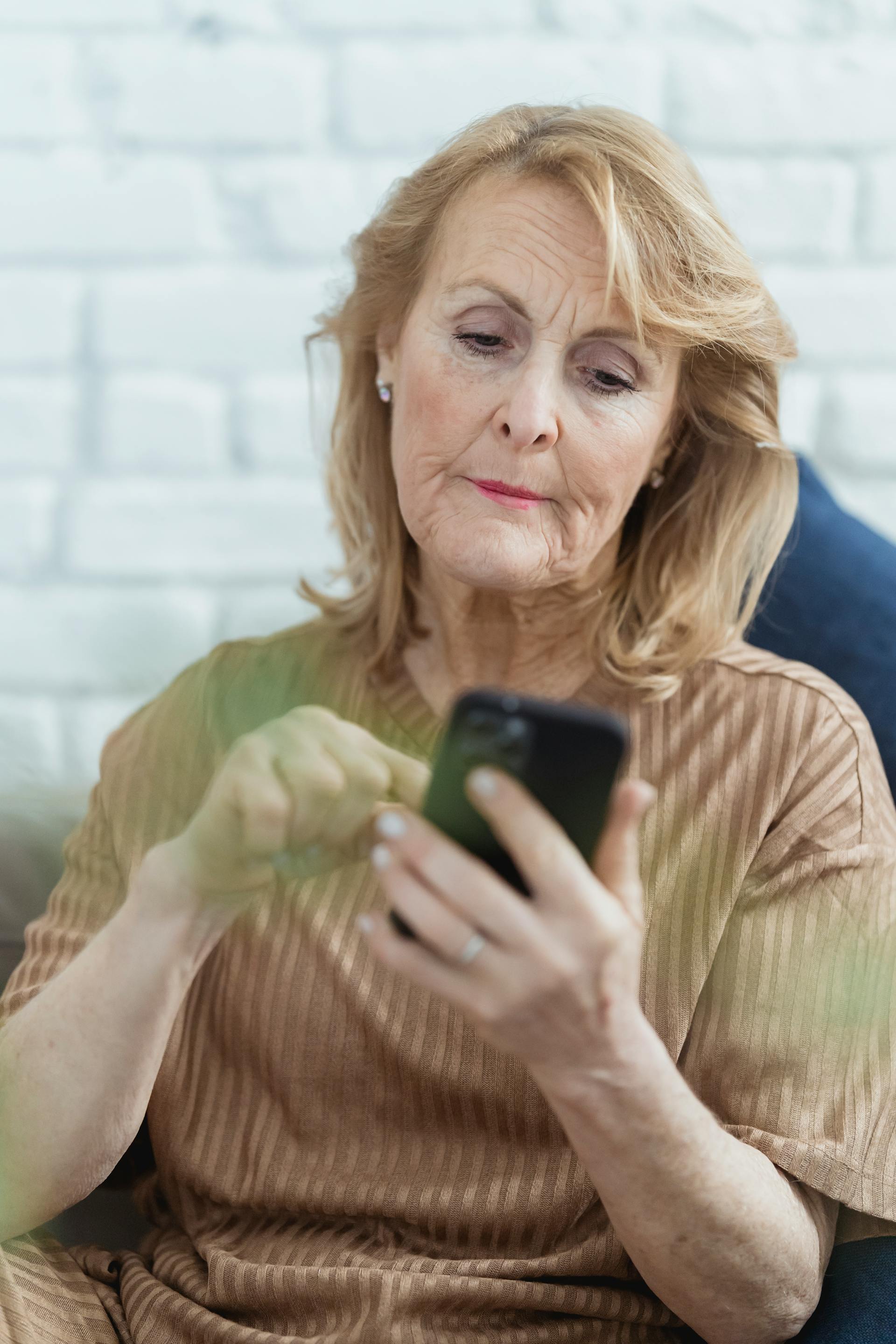 Une femme utilisant son téléphone | Source : Pexels