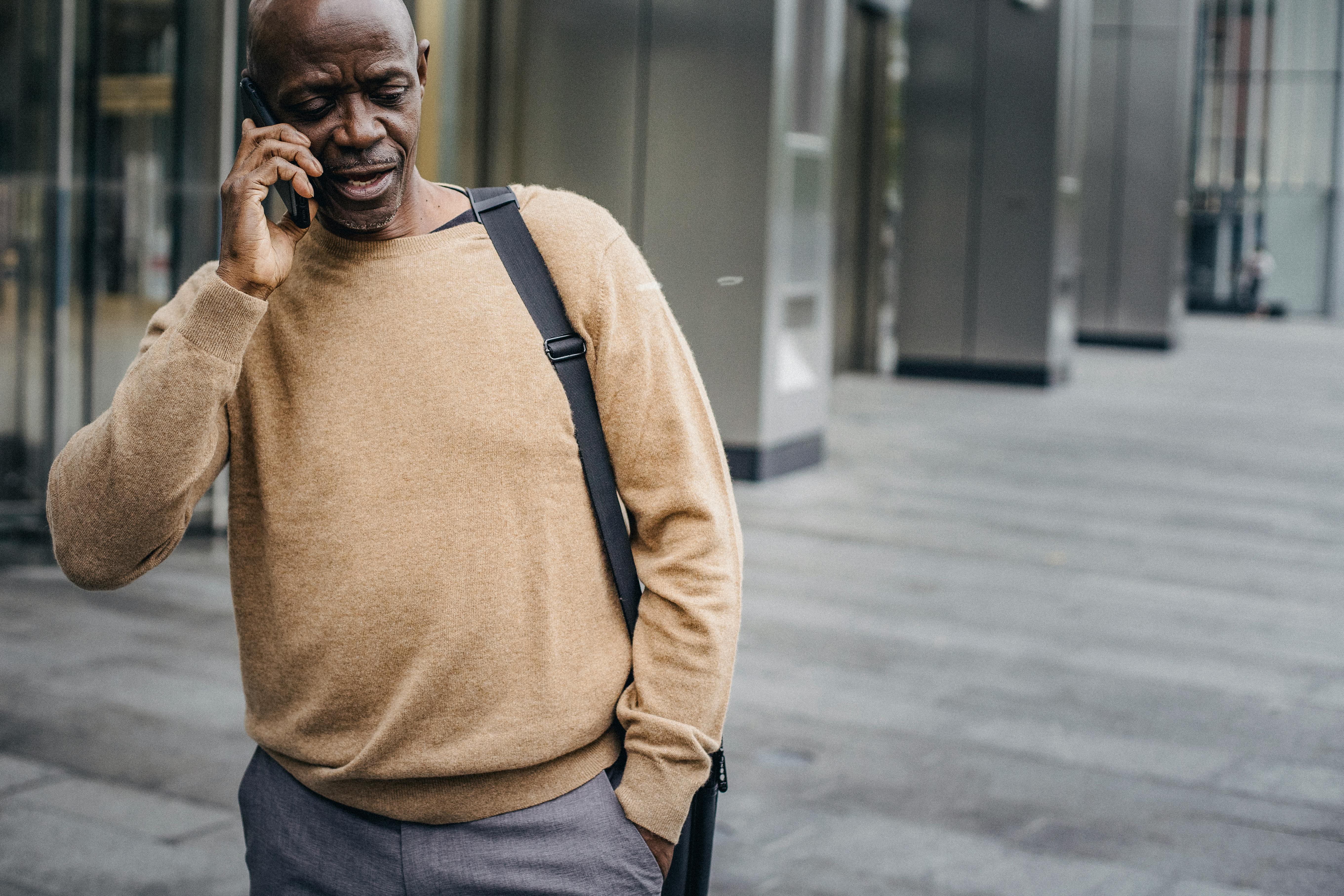 Un homme au téléphone | Source : Pexels
