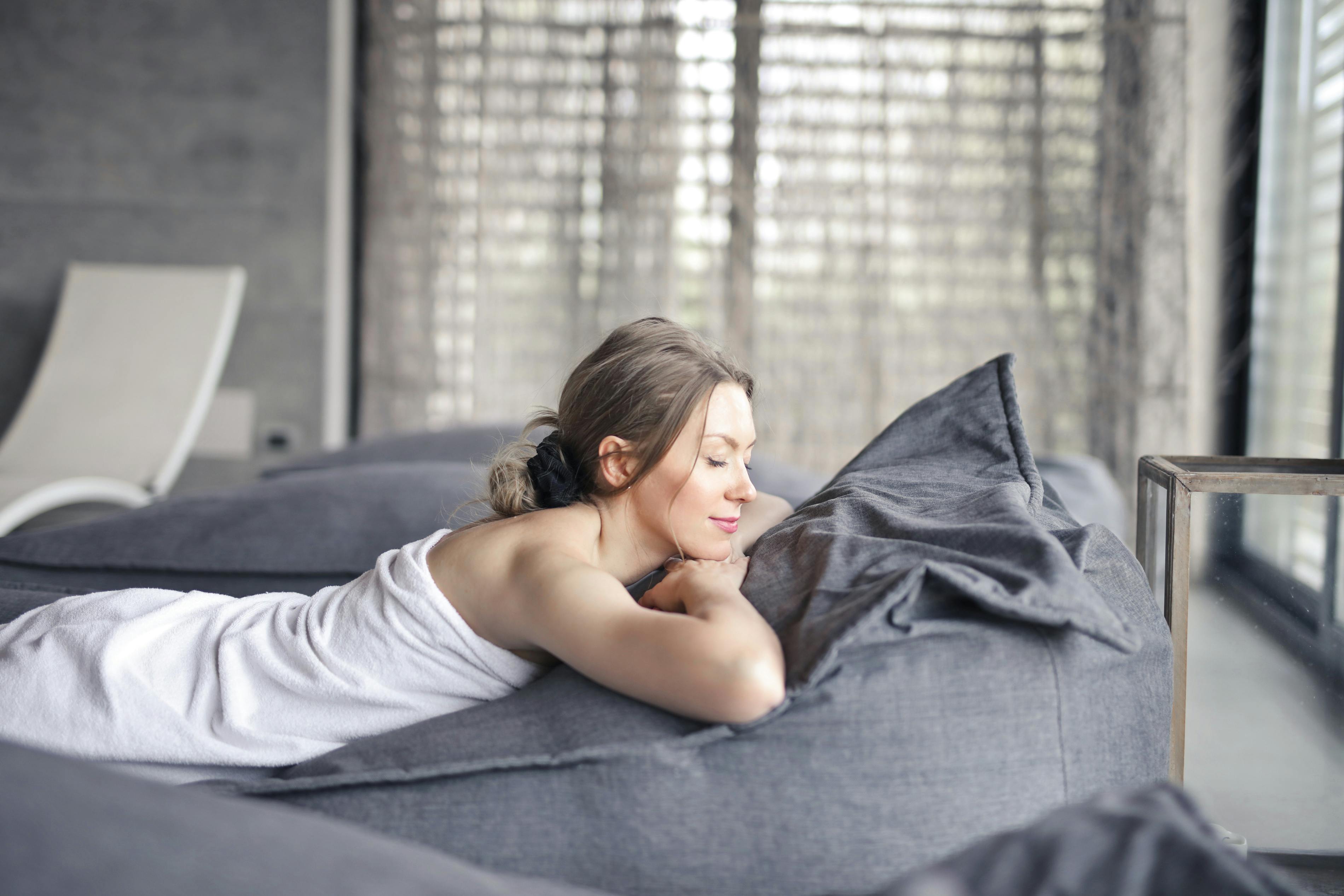 Une femme détendue lors d'un traitement au spa | Source : Pexels