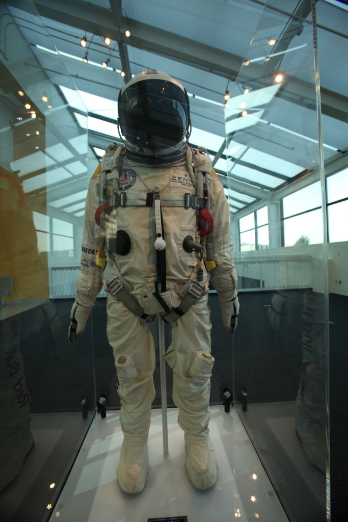 Combinaison spatiale utilisée par Felix Baumgartner pour son record du saut le plus haut du monde à 38 969,40 m d'altitude au Samuel Oschin Pavilion, California Science Center à Los Angeles le 26 octobre 2013 | Source : Getty Images