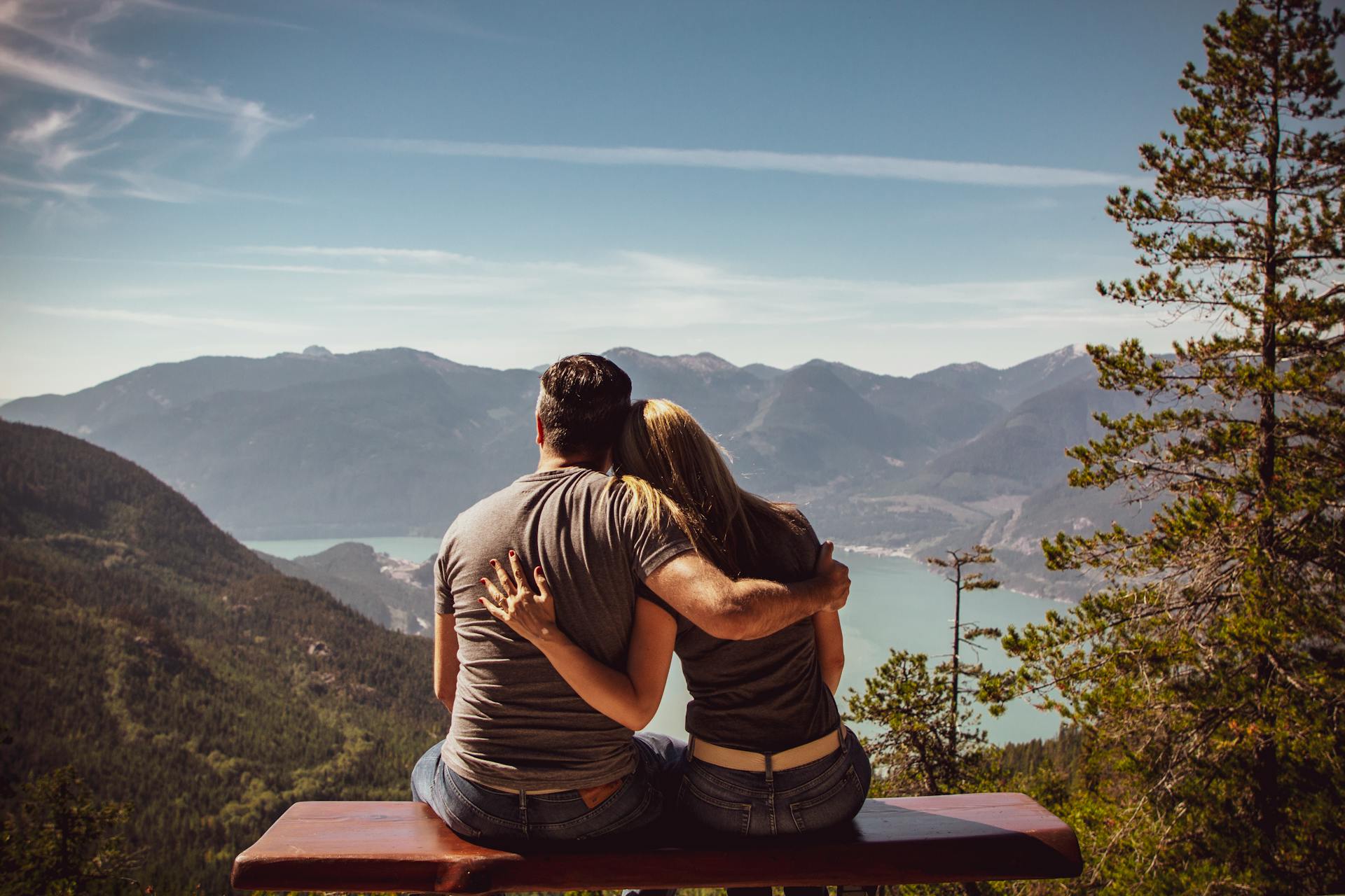 Un couple assis sur un banc et profitant de la vue | Source : Pexels