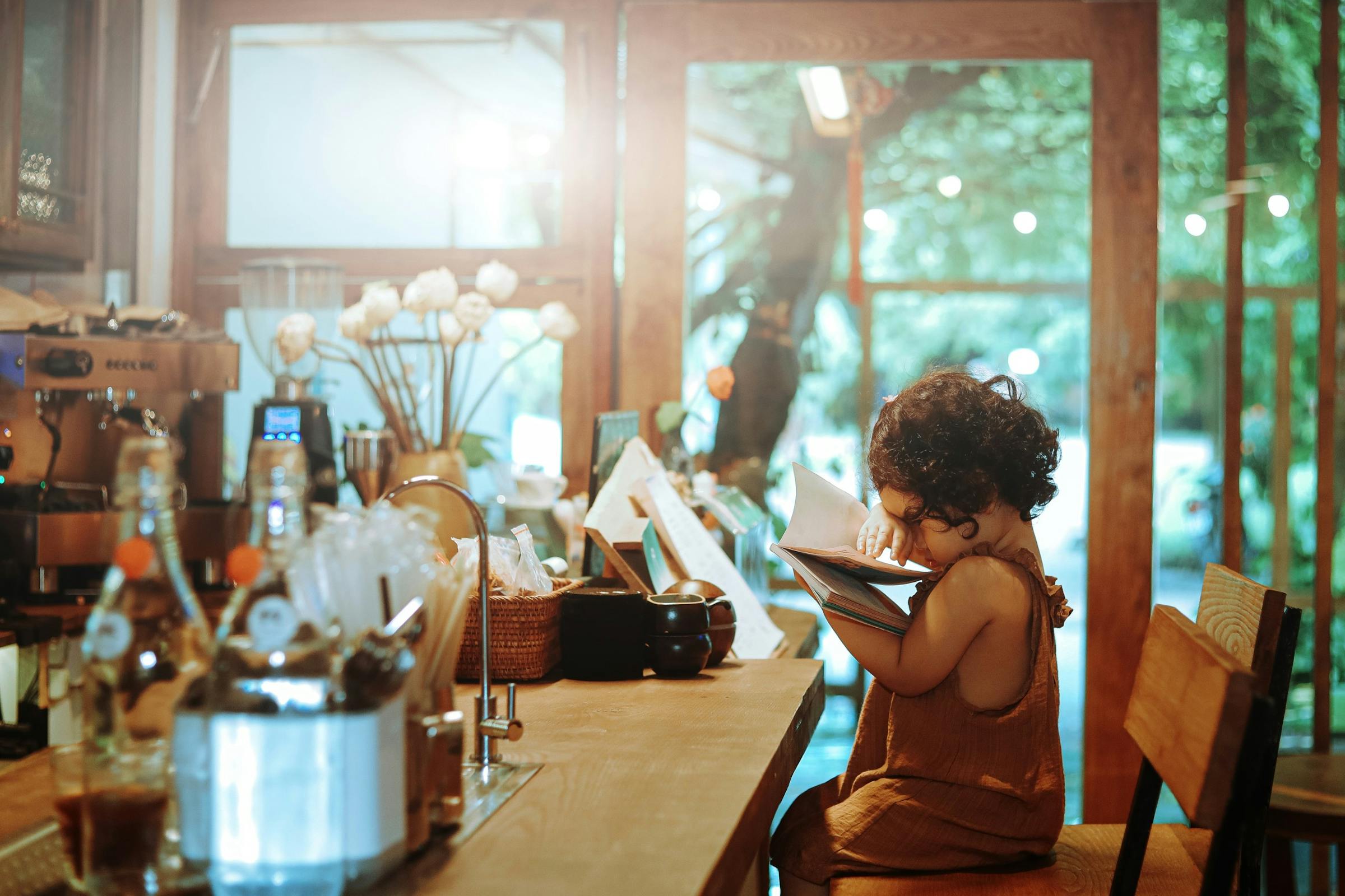 Un petit enfant assis sur un tabouret dans un café | Source : Pexels