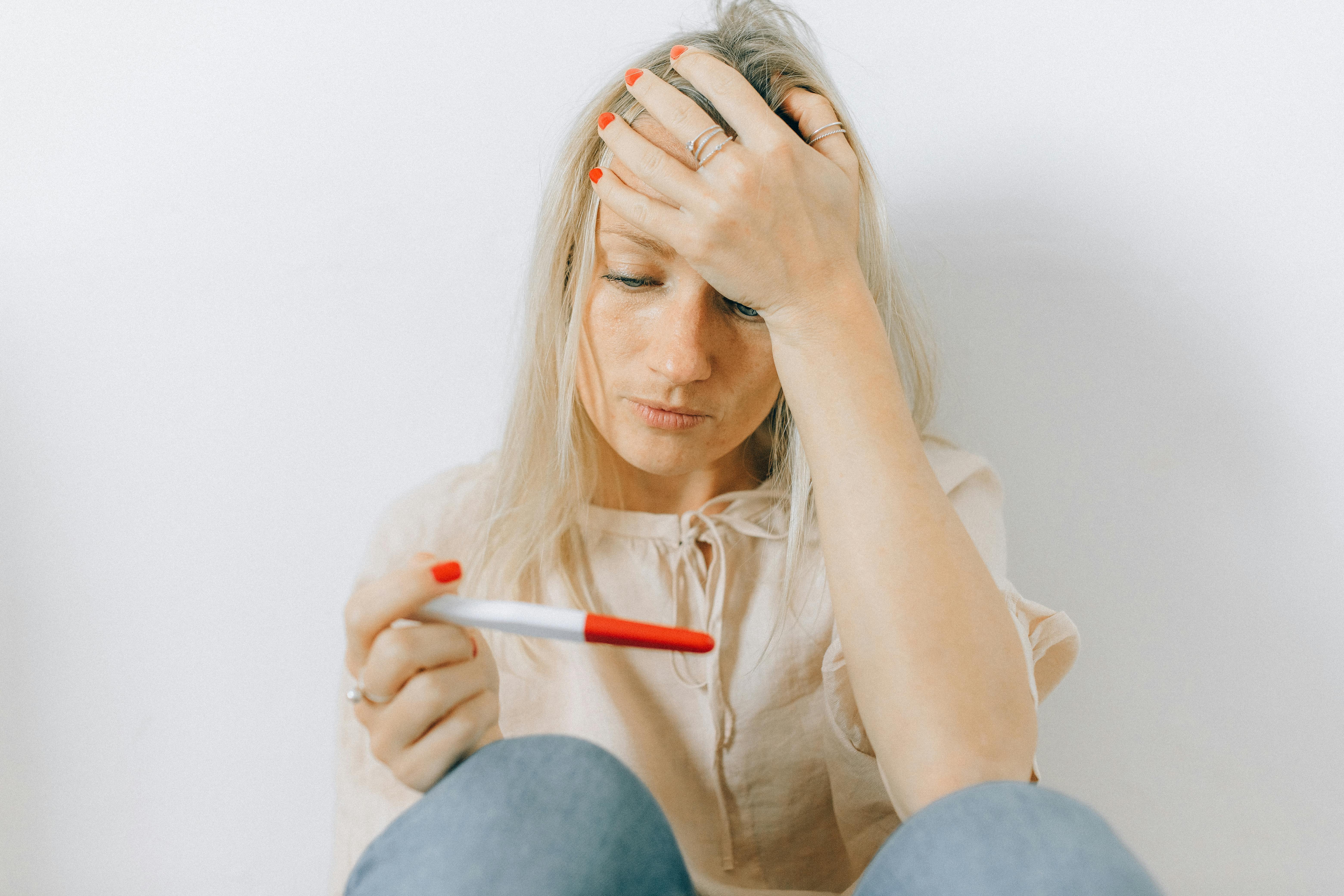 Une femme tenant un test de grossesse | Source : Pexels