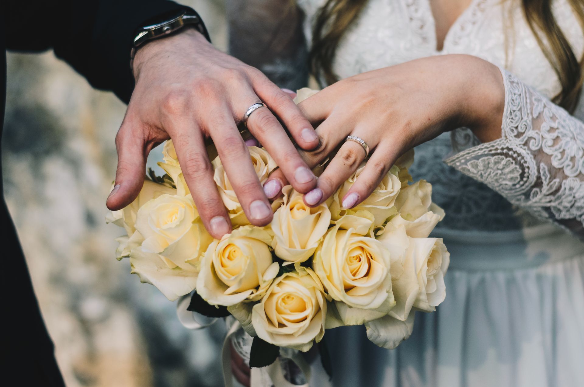 Un couple montrant ses alliances | Source : Pexels