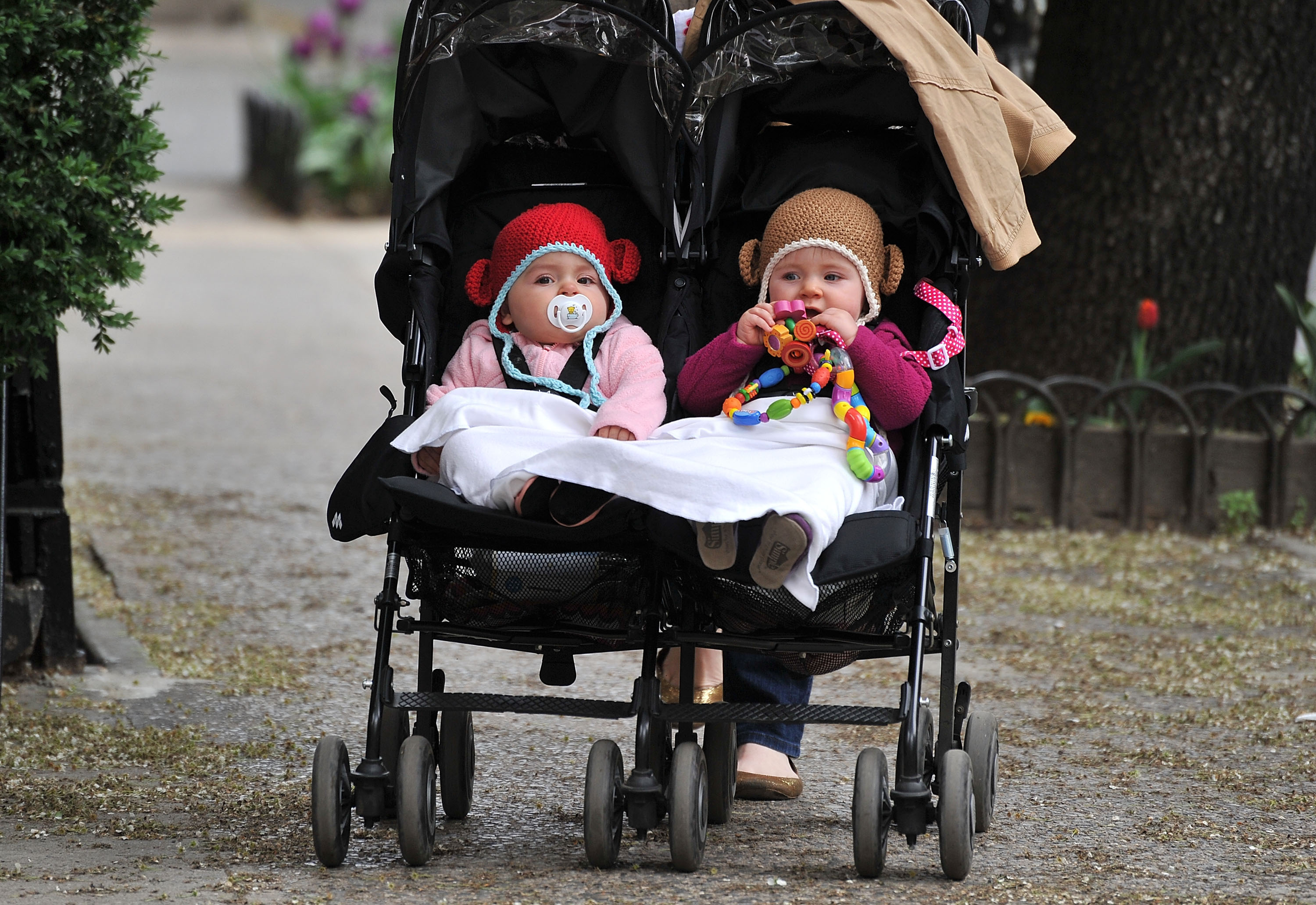 Les filles jumelles de Sarah Jessica Parker et Matthew Broderick, Marion Loretta Elwell et Tabitha Hodge Broderick, photographiées dans les rues de Manhattan le 16 avril 2010, à New York. | Source : Getty Images
