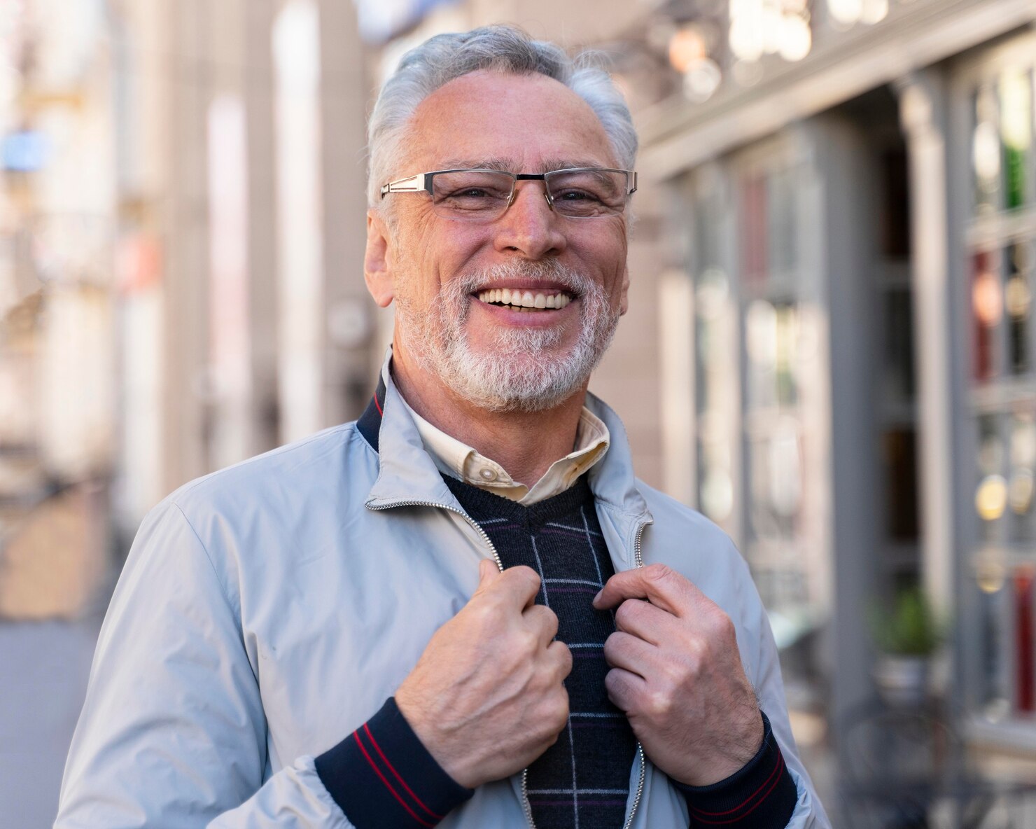Un homme âgé en train de sourire | Source : Freepik