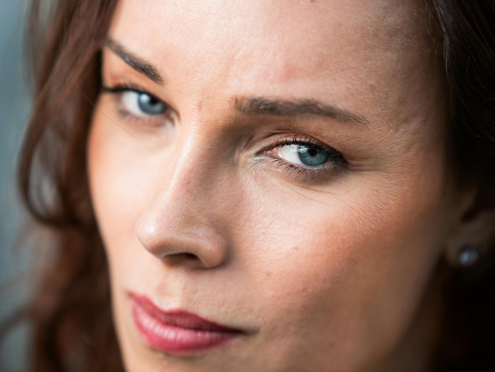 Une femme avec un regard condescendant | Source : Pexels