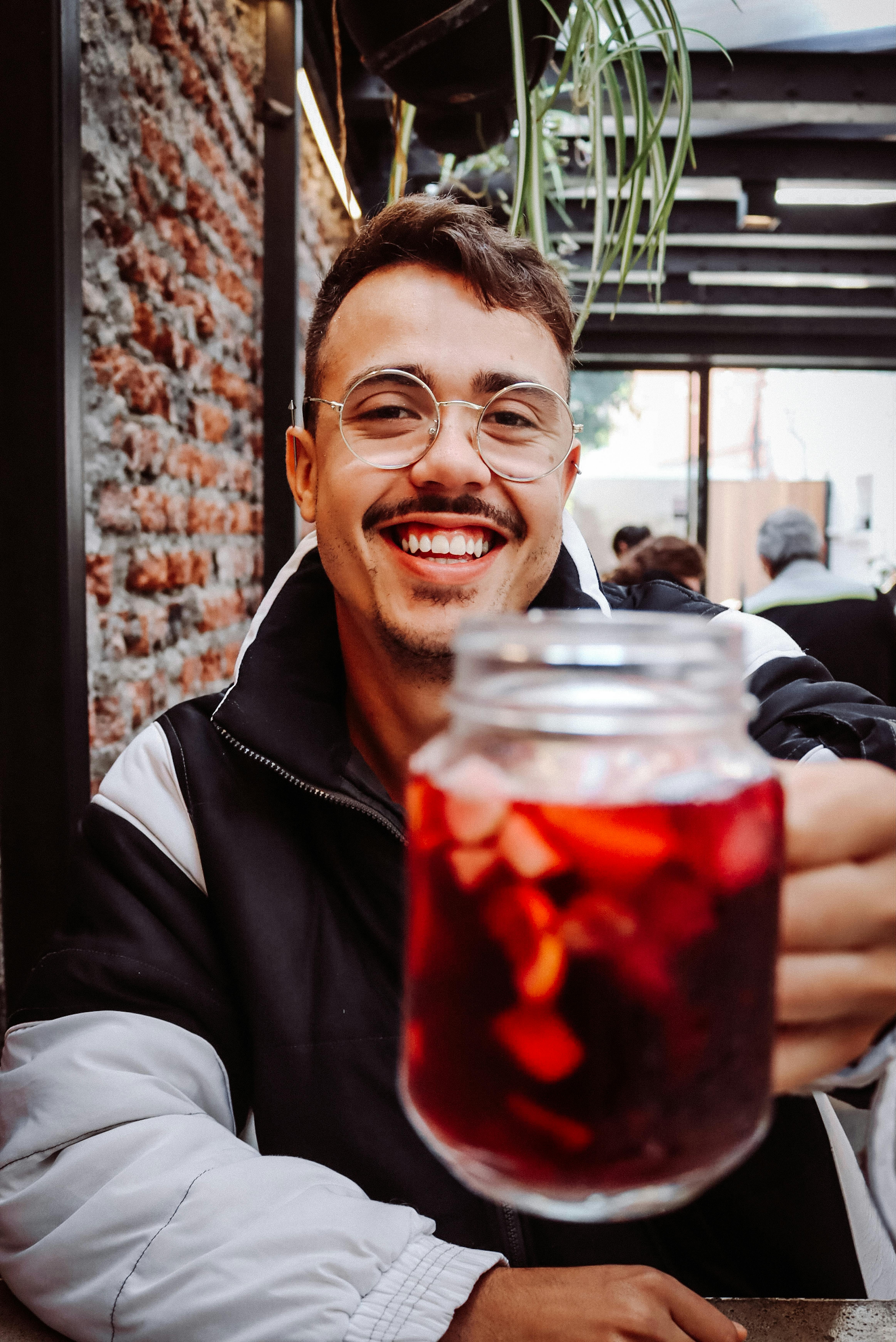 Un homme tenant un bocal | Source : Pexels