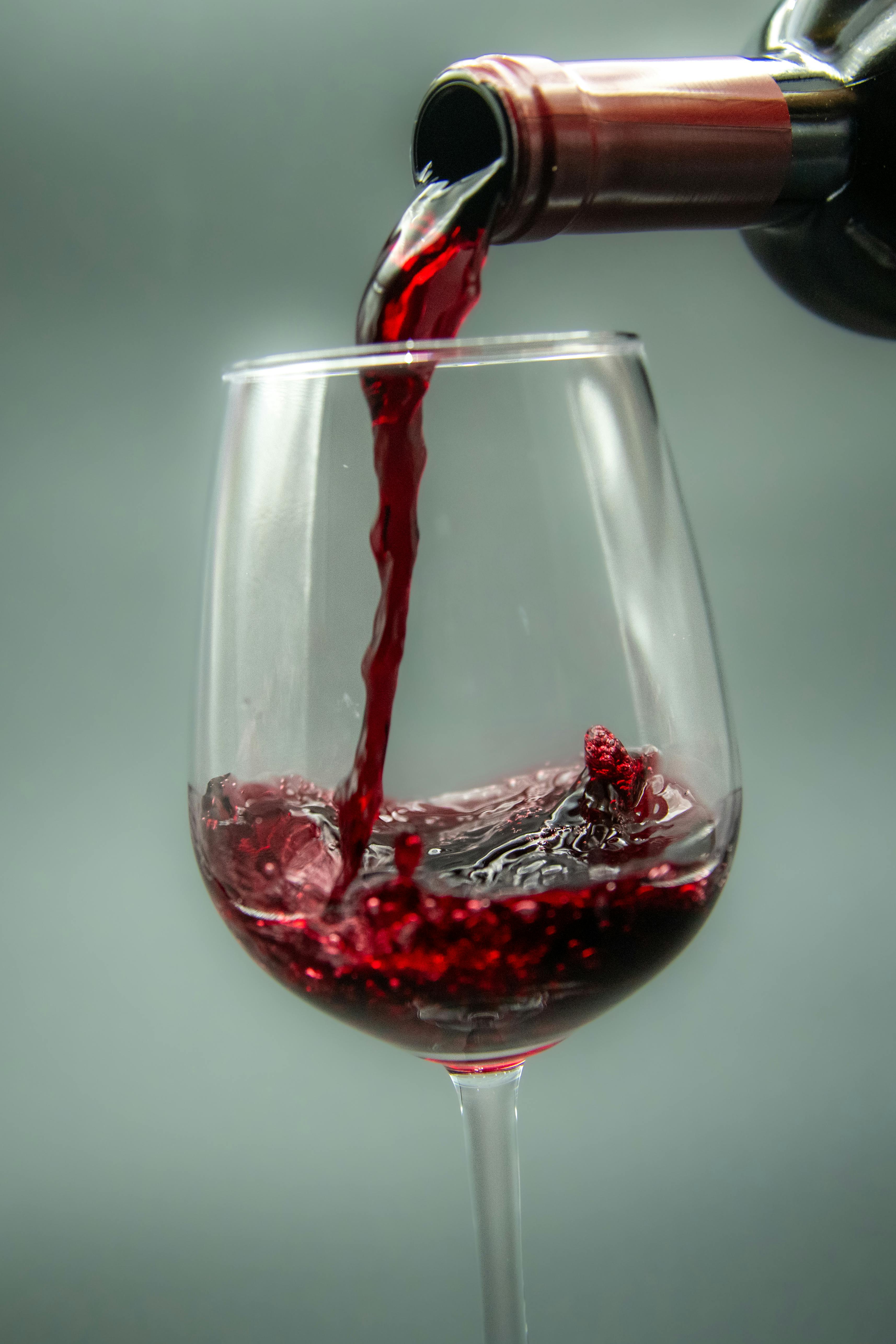 Vin rouge versé | Source : Pexels