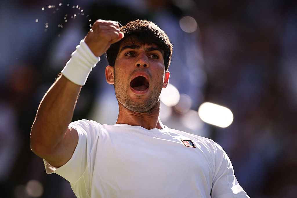 L'Espagnol Carlos Alcaraz célèbre sa victoire sur l'Italien Fabio Fognini lors du premier tour du simple masculin, le premier jour des Championnats de Wimbledon 2025 au All England Lawn Tennis and Croquet Club à Wimbledon, au sud-ouest de Londres, le 30 juin 2025. (Photo by HENRY NICHOLLS / AFP) / RESTRICTED TO EDITORIAL USE (Photo by HENRY NICHOLLS/AFP via Getty Images)
