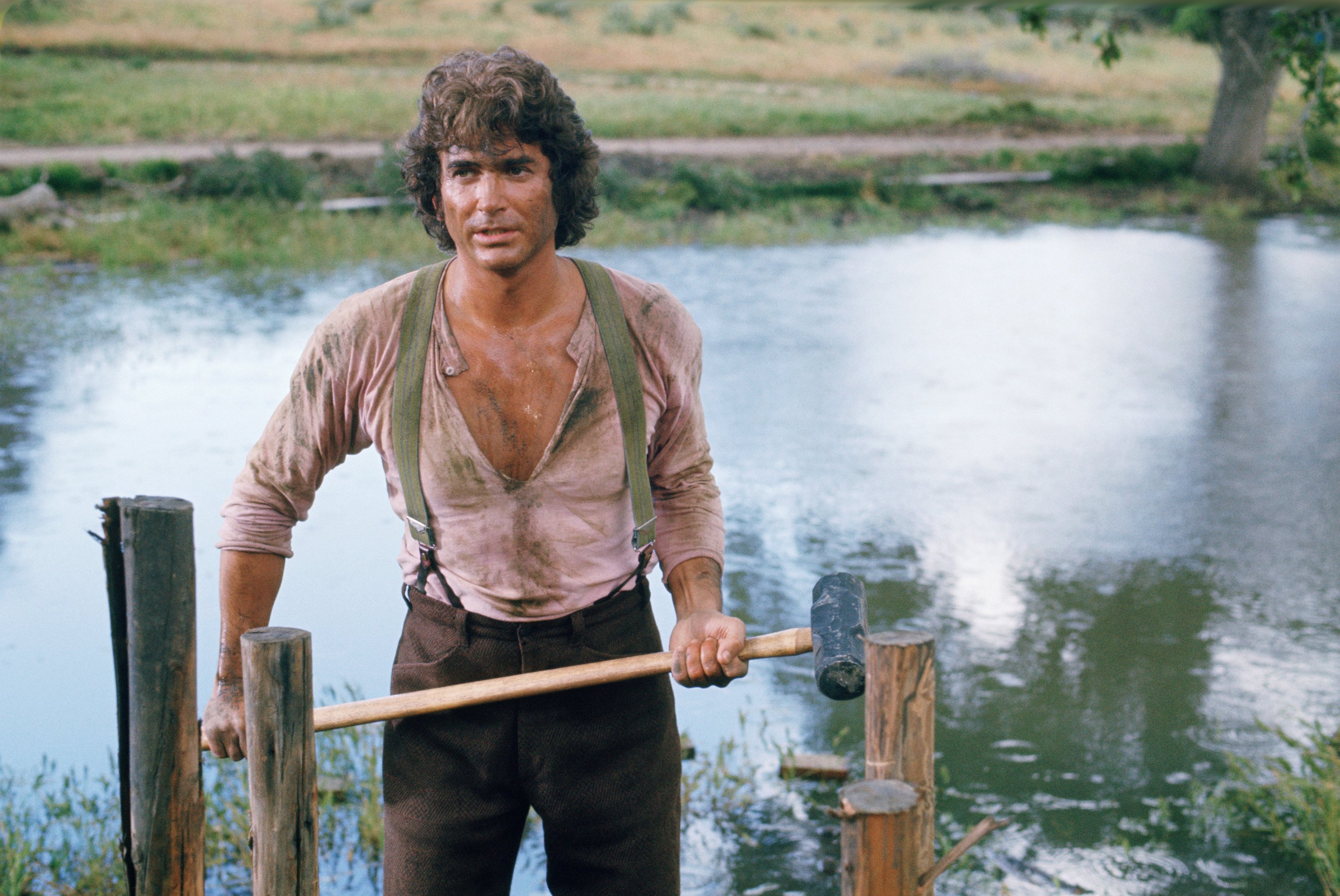 Michael Landon dans le rôle de Charles Philip Ingalls dans un épisode de « La Petite maison dans la prairie » en 1975 | Source : Getty Images